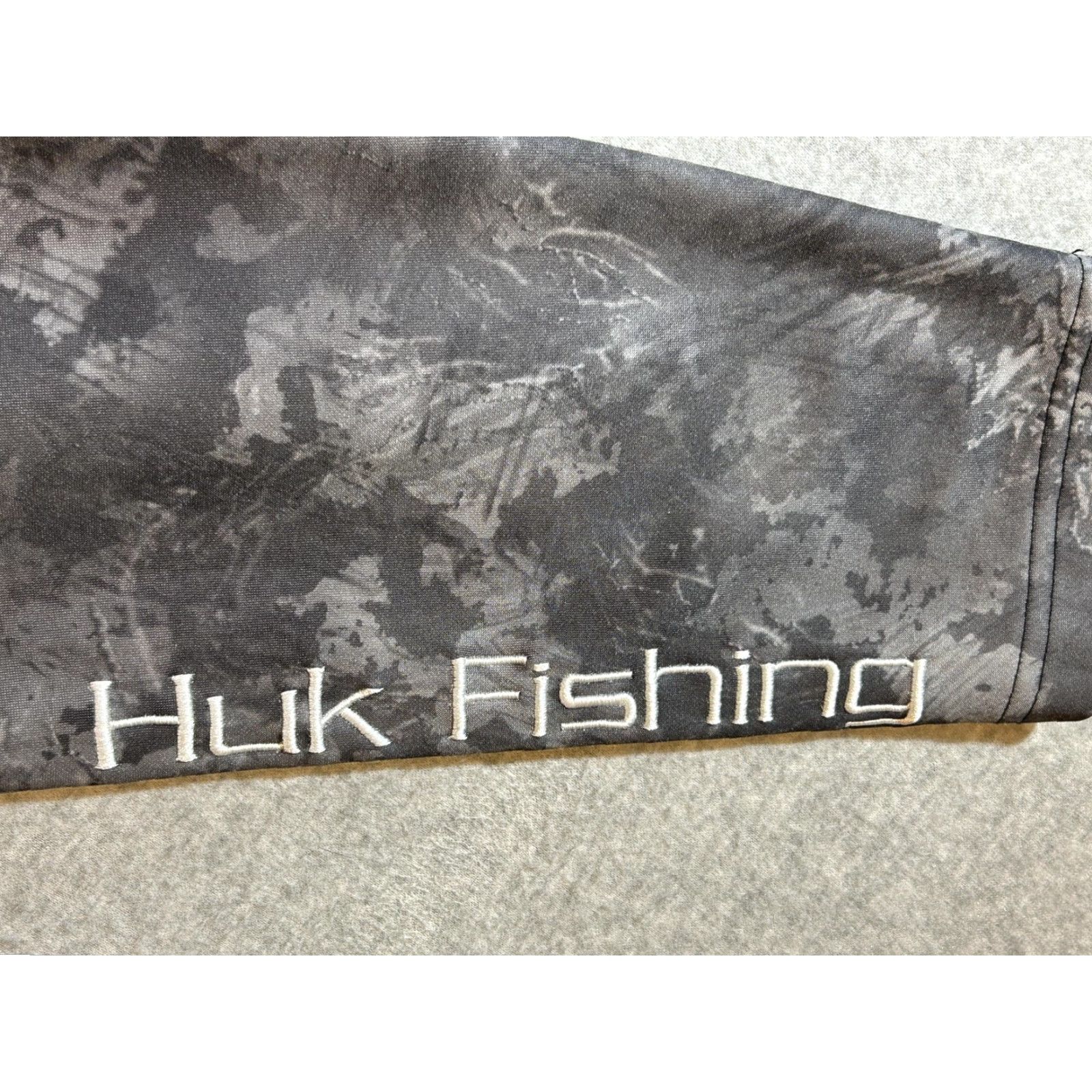 Vintage Huk Sweatshirt Men XL Camo 1/4 Zip Pullover Fishing Performance Lightweight Gray Pattern Camouflage Logo Zipper Pockets Embroidered Vintage: No Size US XL / EU 56 / 4 - 5 Thumbnail
