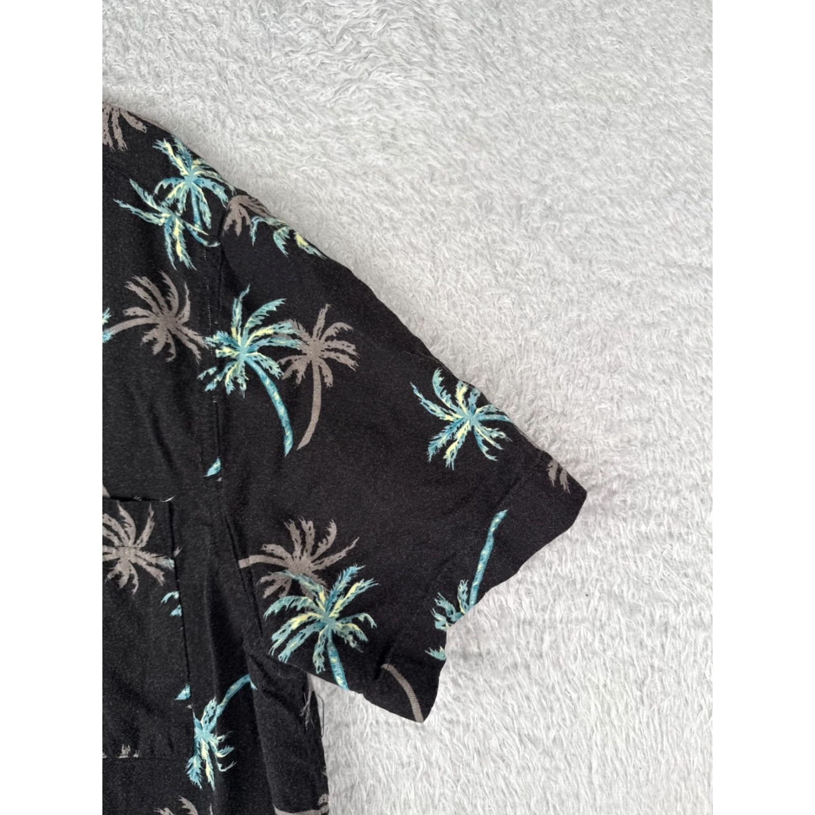 Junk Food Hollis River Shirt Men XL Black Rayon Palm Trees Button-Up Pocket Hawaiian Aloha Floral Short Sleeve Mens Size US XL / EU 56 / 4 - 2 Thumbnail