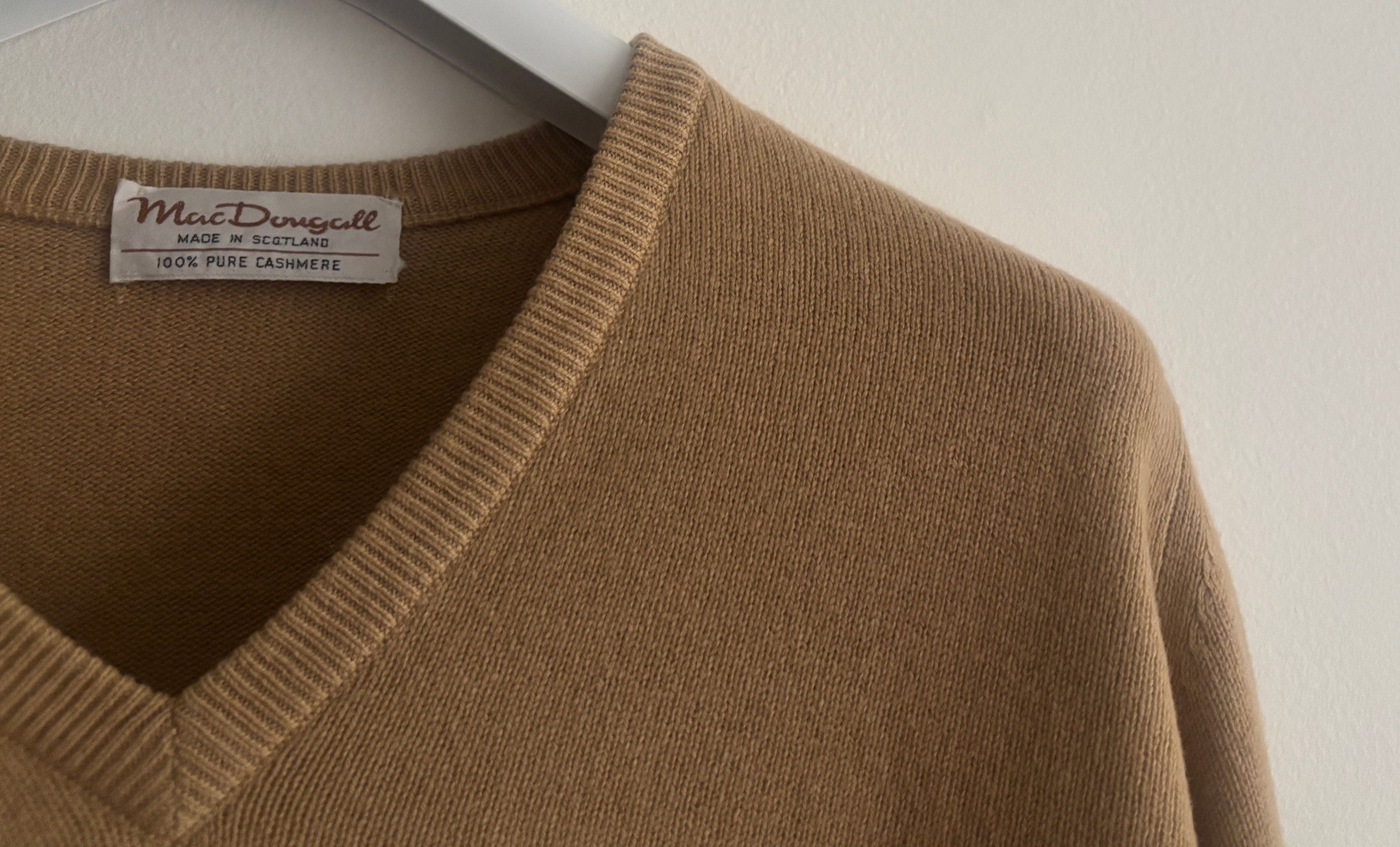 Pringle Of Scotland Vintage MacDougall Tan Beige Cashmere V-neck Sweater - M/L Size US M / EU 48-50 / 2 - 6 Thumbnail