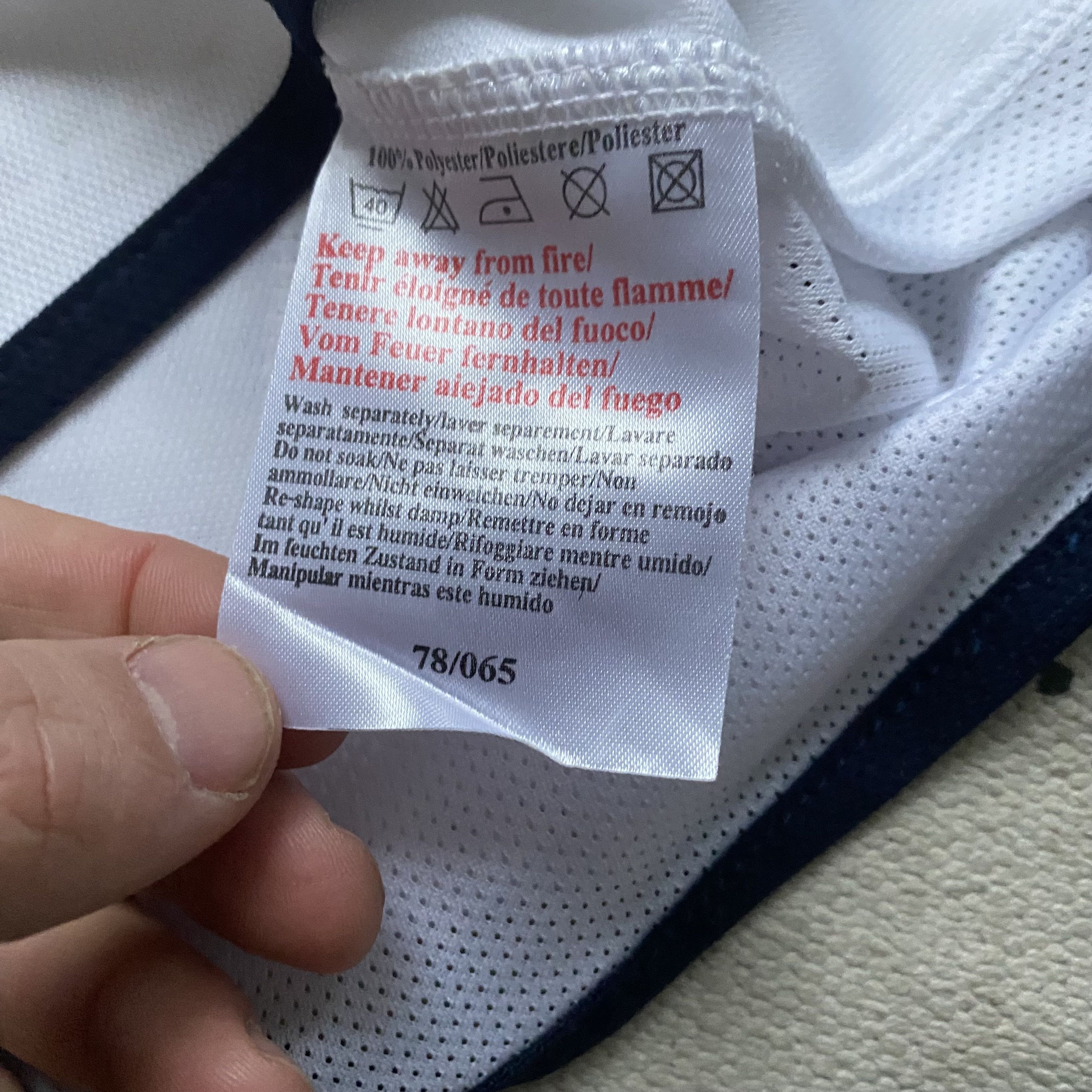 Umbro ⚽️ Vintage 90s Umbro England Soccer jersey Center logo Size US L / EU 52-54 / 3 - 8 Thumbnail