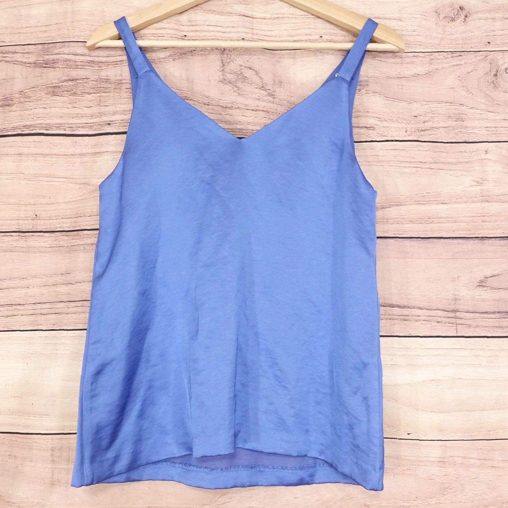 Banana Republic Banana Republic Tank Top Womens XS Blue Sleeveless V Neck Camisole Camisole Tank Top Women XS Blue V-Neck Lightweight Sleeveless Camisole Bag? Size XS / US 0-2 / IT 36-38 - 3 Thumbnail