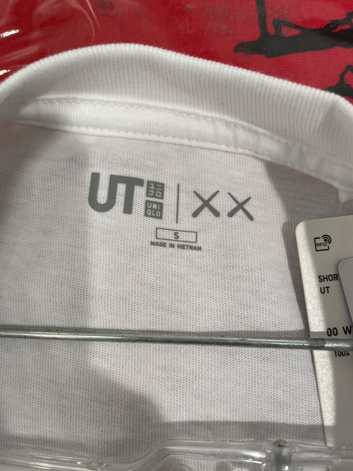 Kaws Kaws x Uniqlo T Shirt Size US S / EU 44-46 / 1 - 2 Thumbnail