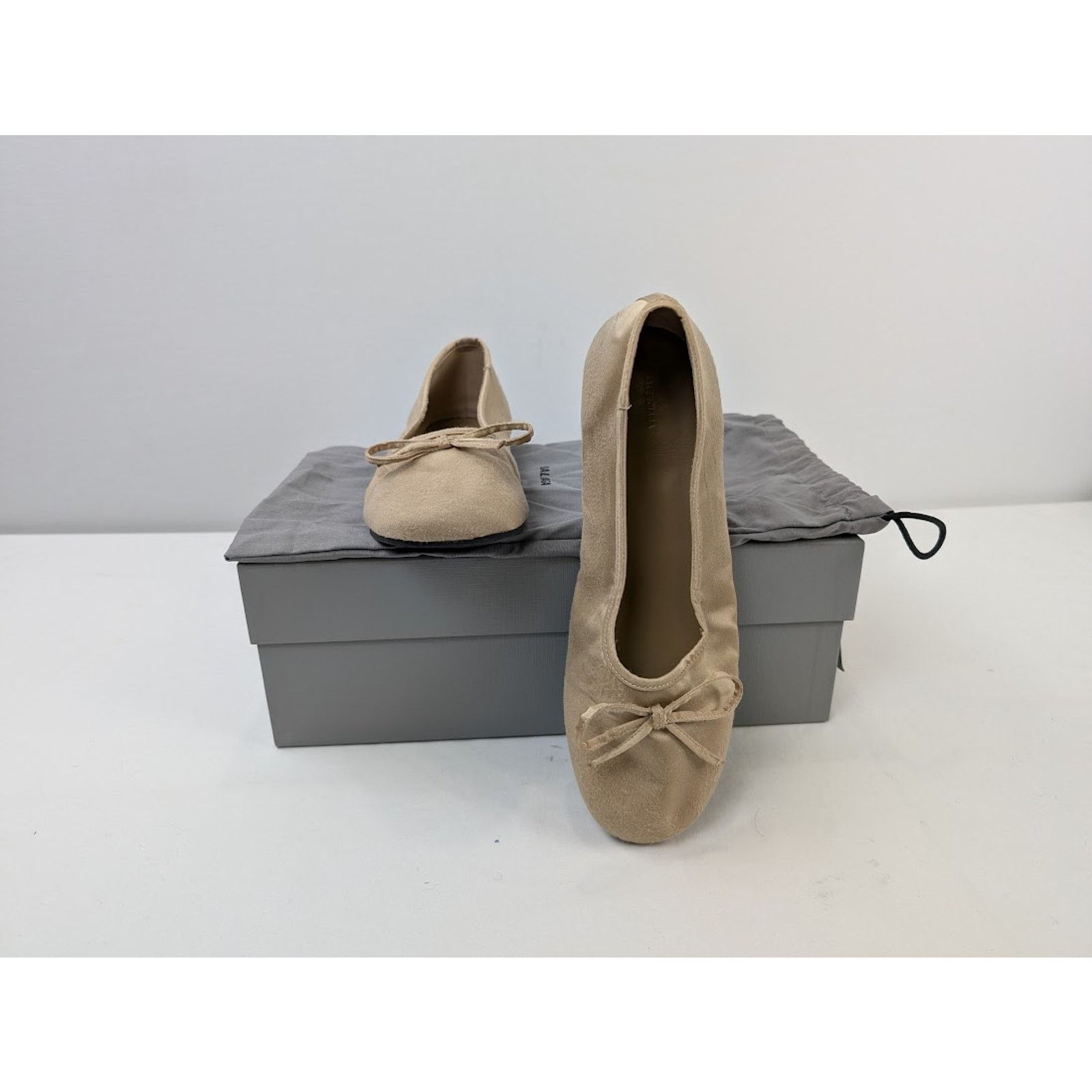 Balenciaga o1rshd1 Leopold Flat Satin Mule Shoe in Light Beige Size US 7 / EU 40 - 20 Thumbnail