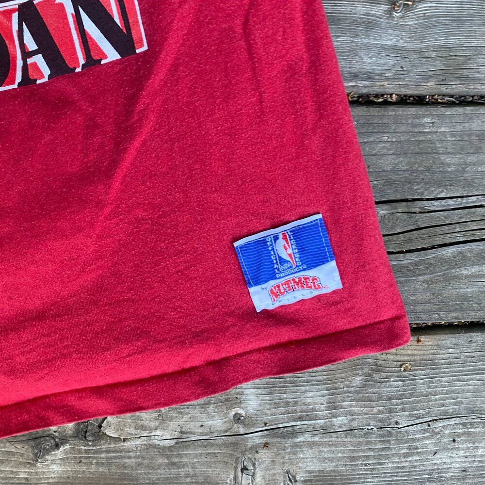 Nutmeg Vintage 90s Nutmeg Michael Jordan Chicago Bulls NBA T Shirt Size US L / EU 52-54 / 3 - 8 Thumbnail