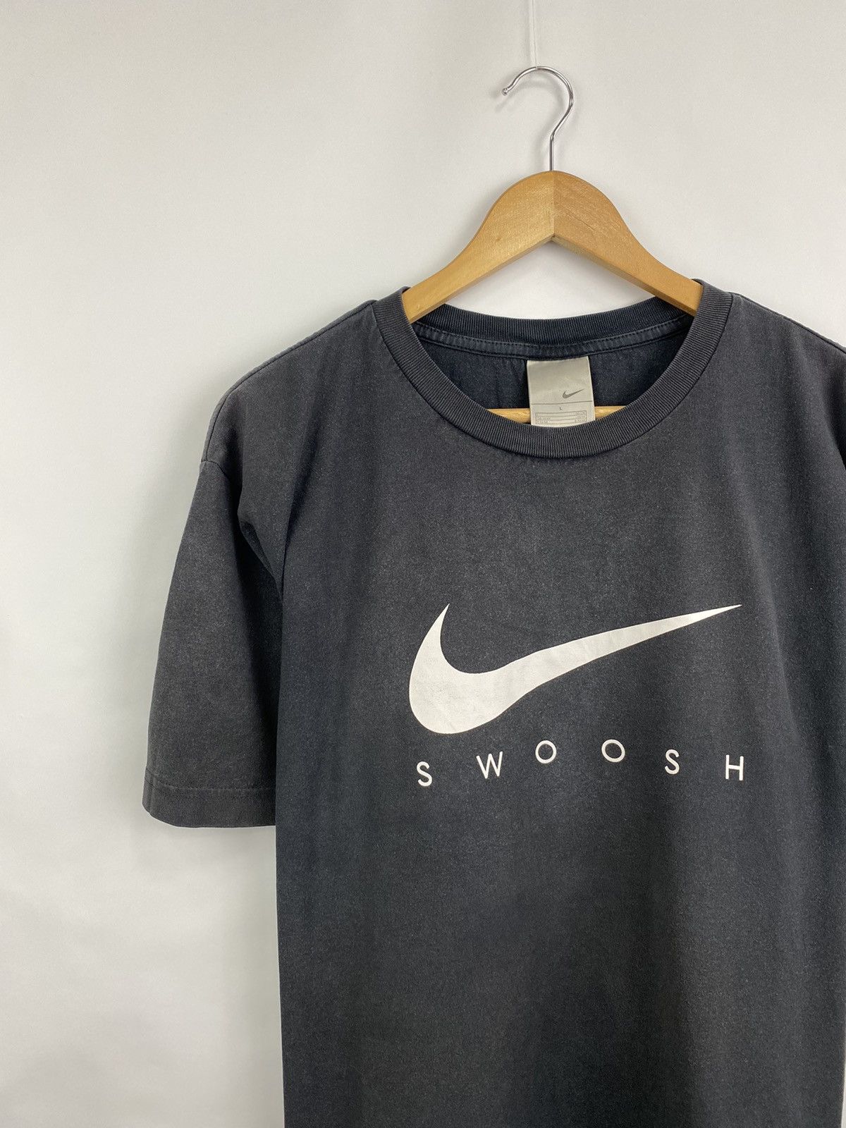 Nike 🇺🇸 Vintage 90s Nike Center Swoosh Logo T-Shirt Rare Retro Y2K Size US L / EU 52-54 / 3 - 2 Thumbnail