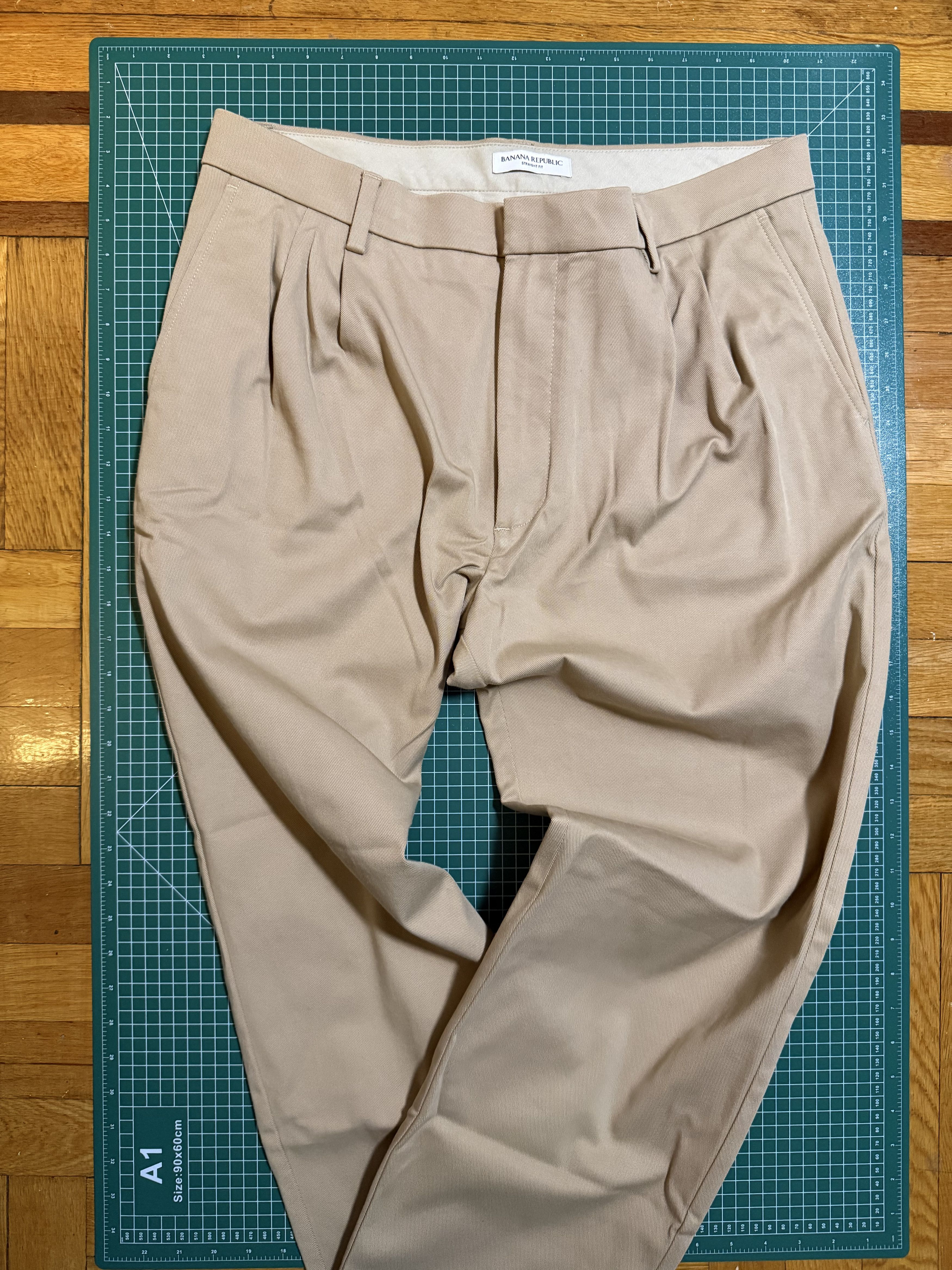 Banana Republic Pleated Banana Republic Chino Khakis Size US 34 / EU 50 - 1 Thumbnail