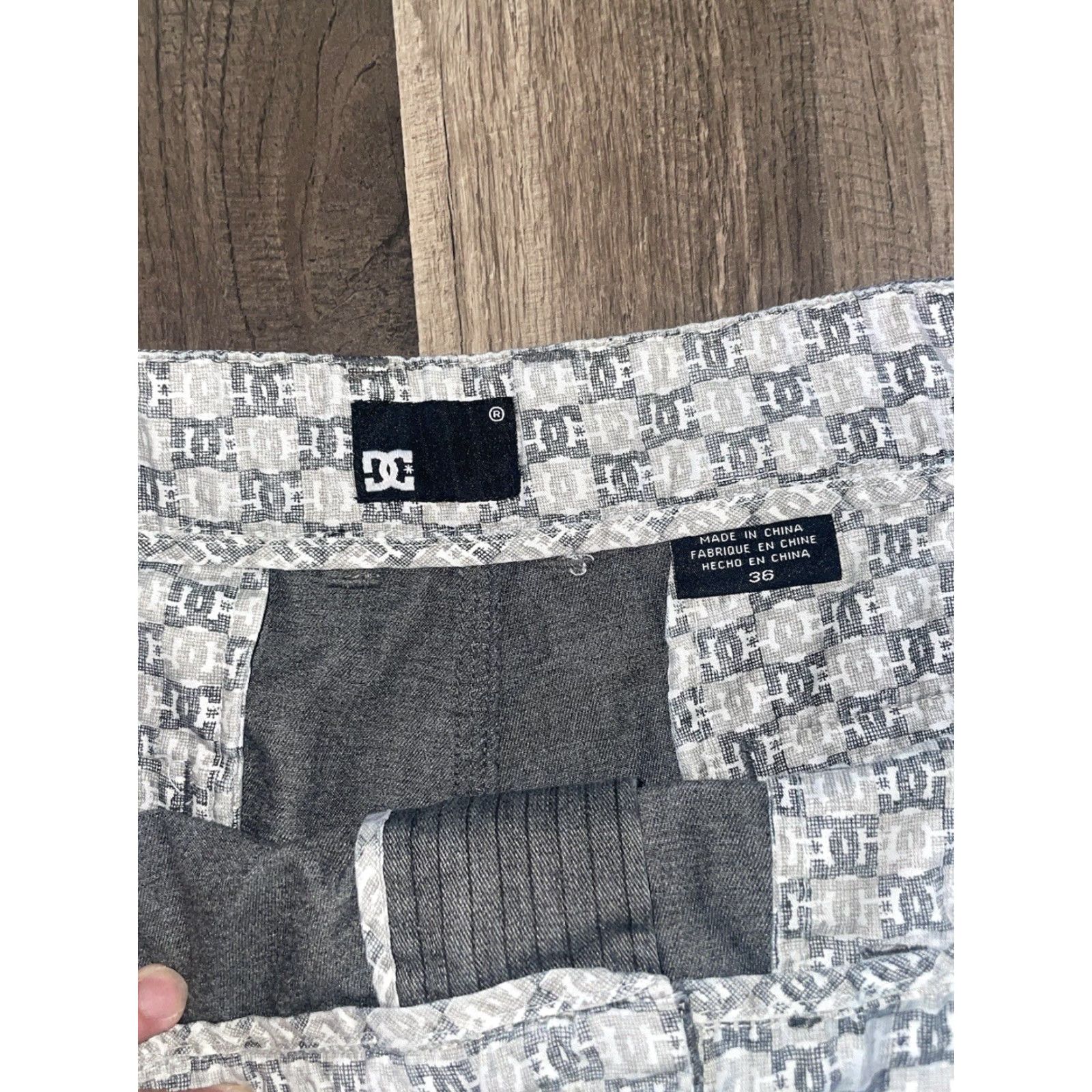 Vintage DC Shoes Men Shorts Grey Striped Size 36 Chino Regular GreyMens Size US 36 / EU 52 - 3 Thumbnail