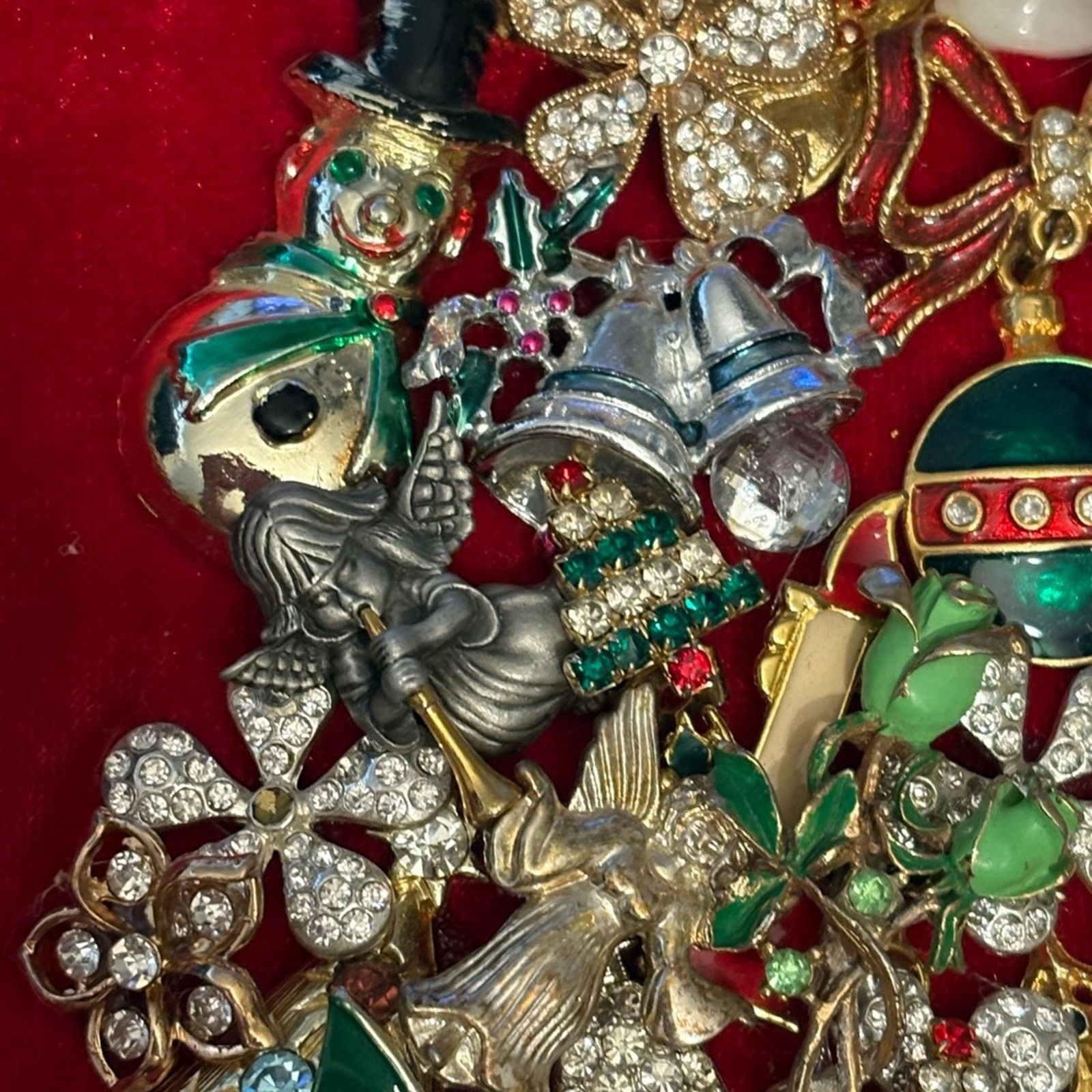 Other Framed Xmas Tree Collage Vintage Brooches Size 26 - 4 Thumbnail