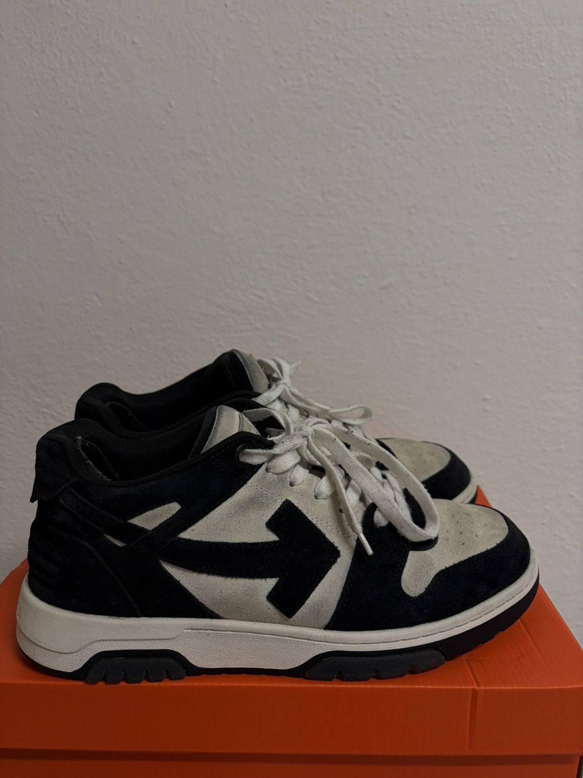 Off-White Off-White Out of Office 'Black White Suede' Size US 11 / EU 44 - 2 Thumbnail