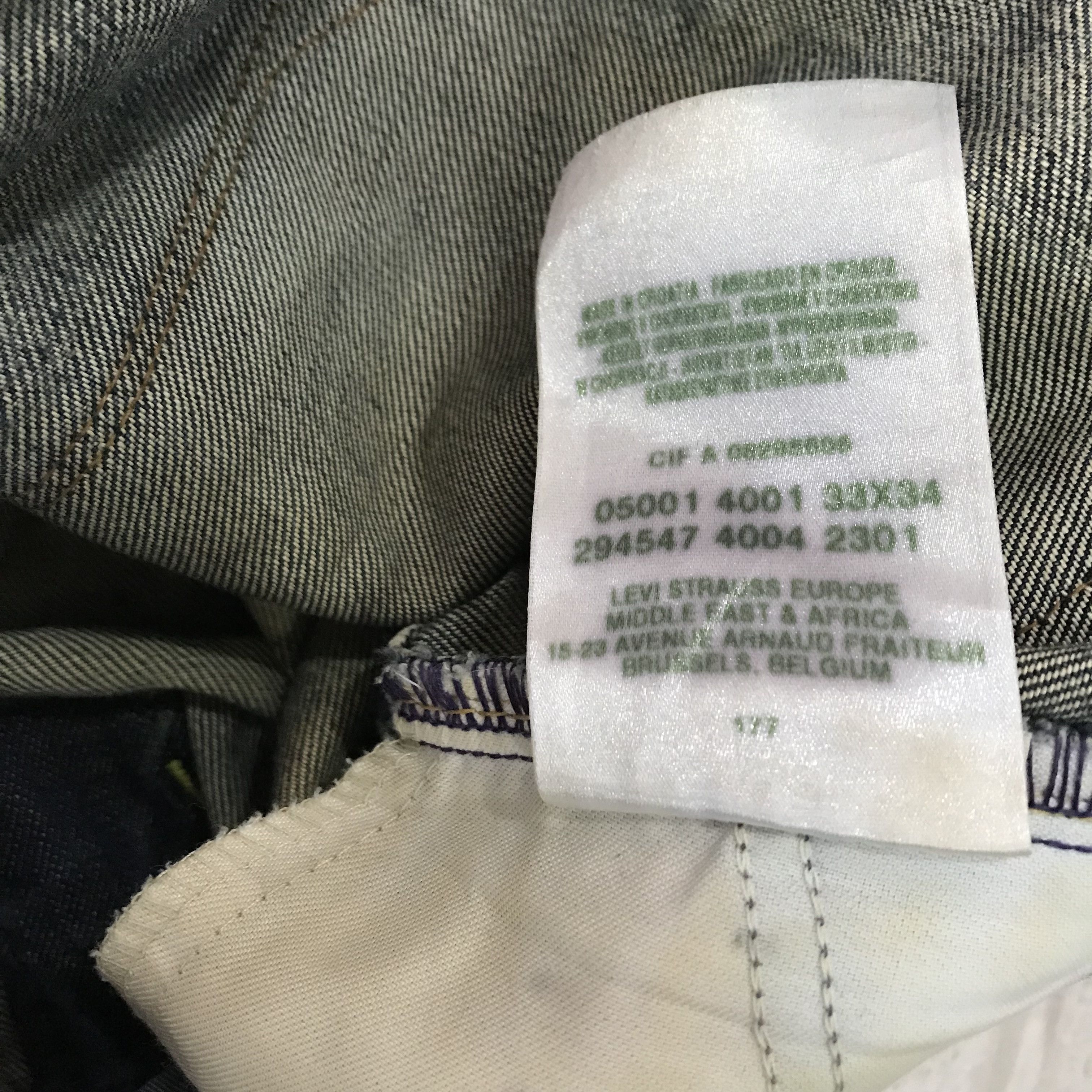 Levi's Vintage Levi’s Distressed Faded Indigo Rugged Stone Washed Size US 33 - 16 Thumbnail