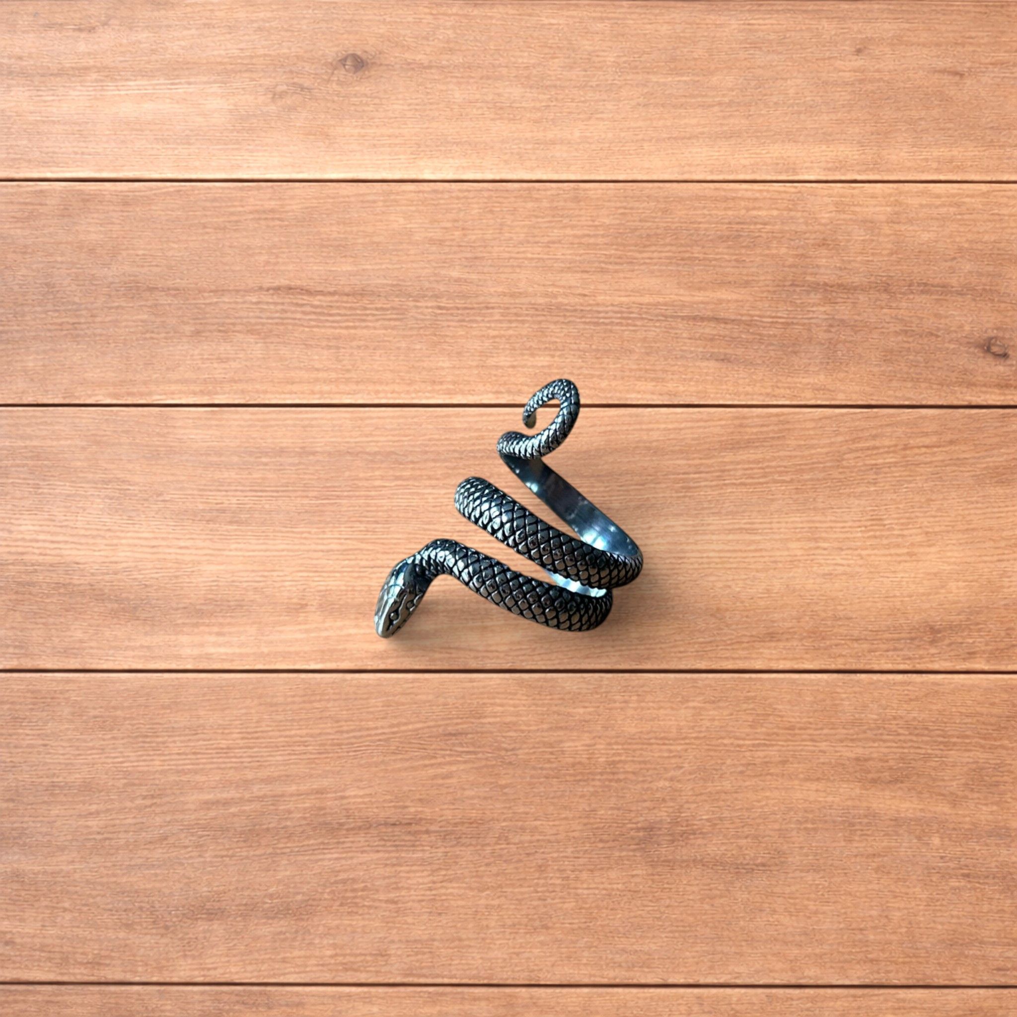 Japanese Brand Lovely vintage style sterling silver snake ring in silver. Size ONE SIZE - 2 Thumbnail