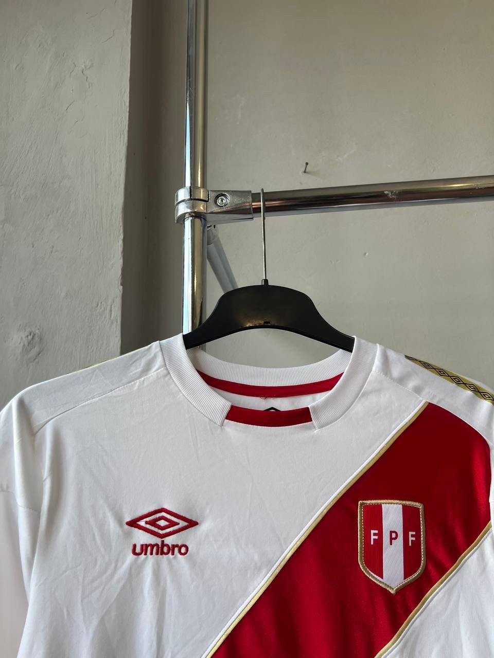 Umbro 2018 PERU NATIONAL TEAM HOME SOCCER JERSEY FOOTBALL SHIRT M Size US M / EU 48-50 / 2 - 4 Thumbnail