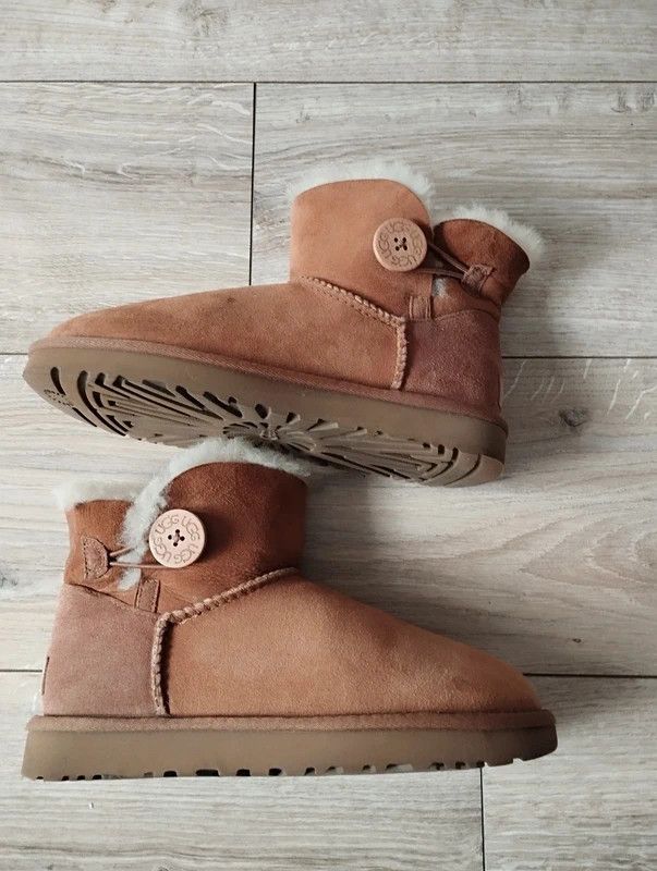 Ugg UGG Mini Bailey Button II size 38 boots winter Size US 7 / IT 37 - 6 Thumbnail