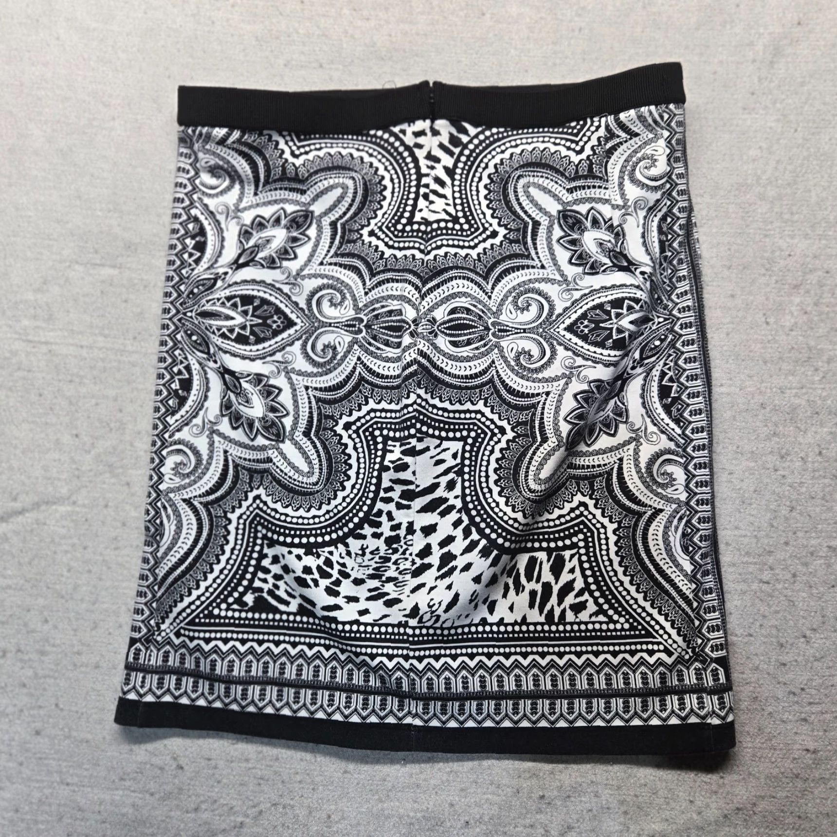 Vintage Rafaella White Black Pencil Skirt 8P Petite Women Adult Knee Length Lined Modern Straight & Pencil Womens Size 30" / US 8 / IT 44 - 6 Thumbnail
