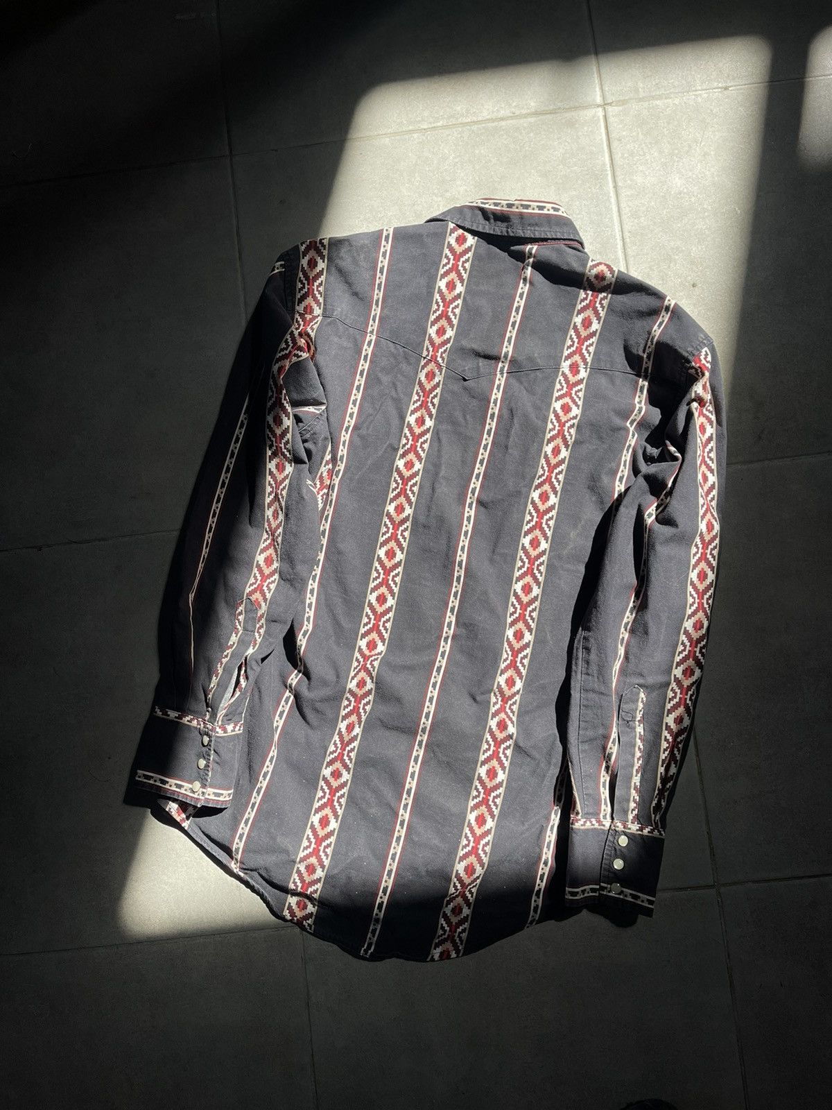 Cowboy Equipment × Vintage × Wrangler Wrangler Western Shirt Vintage azteck striped cowboy shirt Size US S / EU 44-46 / 1 - 13 Thumbnail