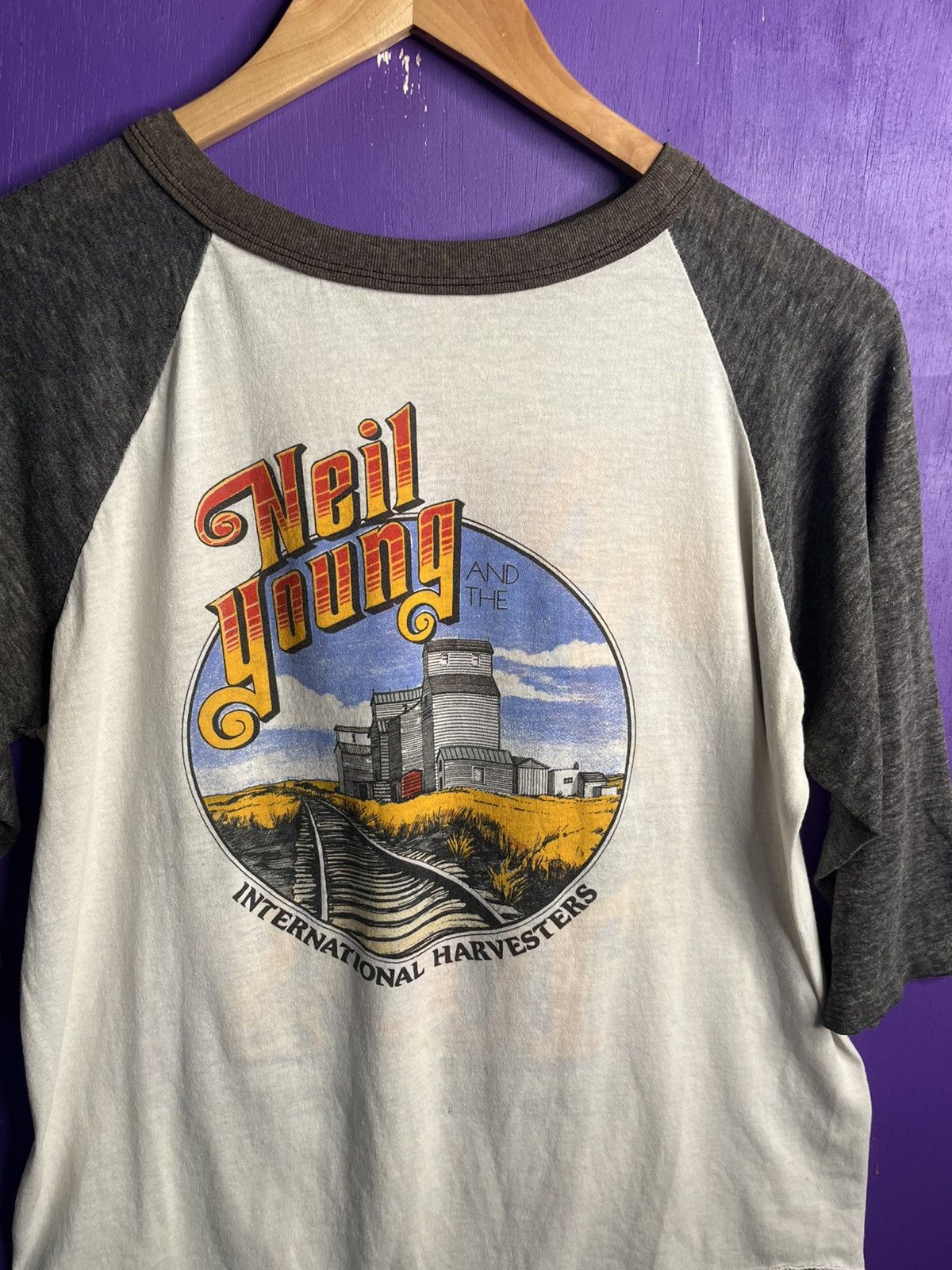 Band Tees × Vintage Vintage 1985 Neil young international harvesters tour raglan Size US M / EU 48-50 / 2 - 3 Thumbnail