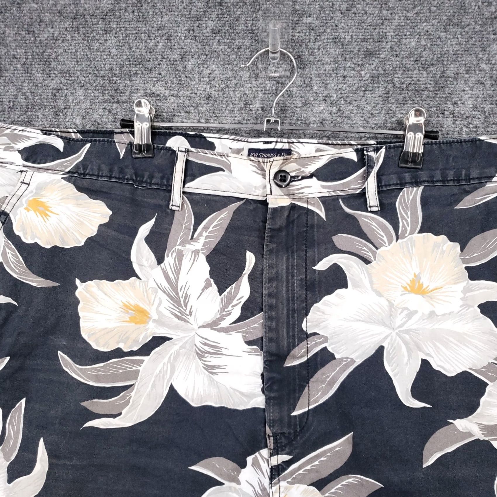 Levi's Levi's Shorts Mens 44 Gray Floral Chino Bermuda Hawaiian Zip Fly Color Gray Pattern Floral Bermuda Shorts 9in Inseam Mens Regular Rise Mid 10-12in Size US 44 / EU 60 - 3 Thumbnail