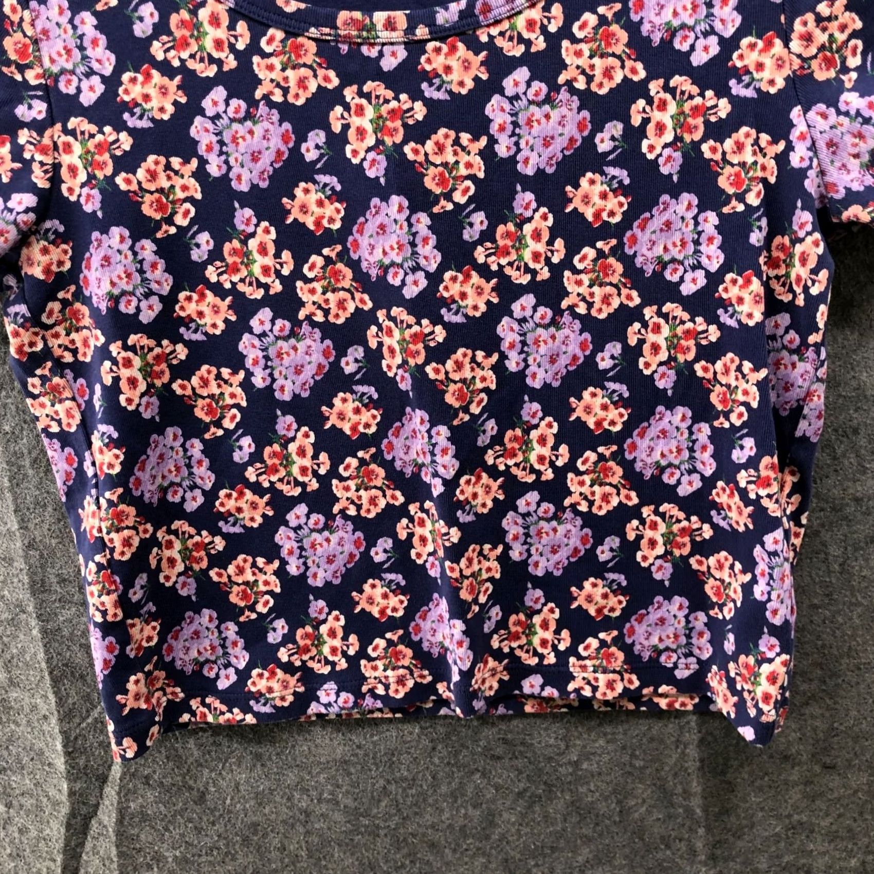 Uniqlo Uniqlo T-Shirt Womens M Cropped Short Sleeve Floral Scoop Neck Navy Slim Casual Shirt Size M / US 6-8 / IT 42-44 - 8 Thumbnail