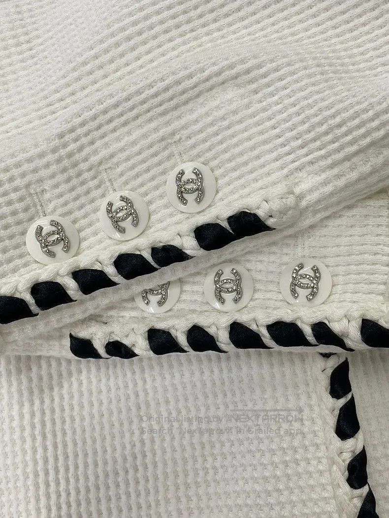 Chanel Chanel White Diamond Buckle Jacket. Size US M / EU 48-50 / 2 - 2 Thumbnail
