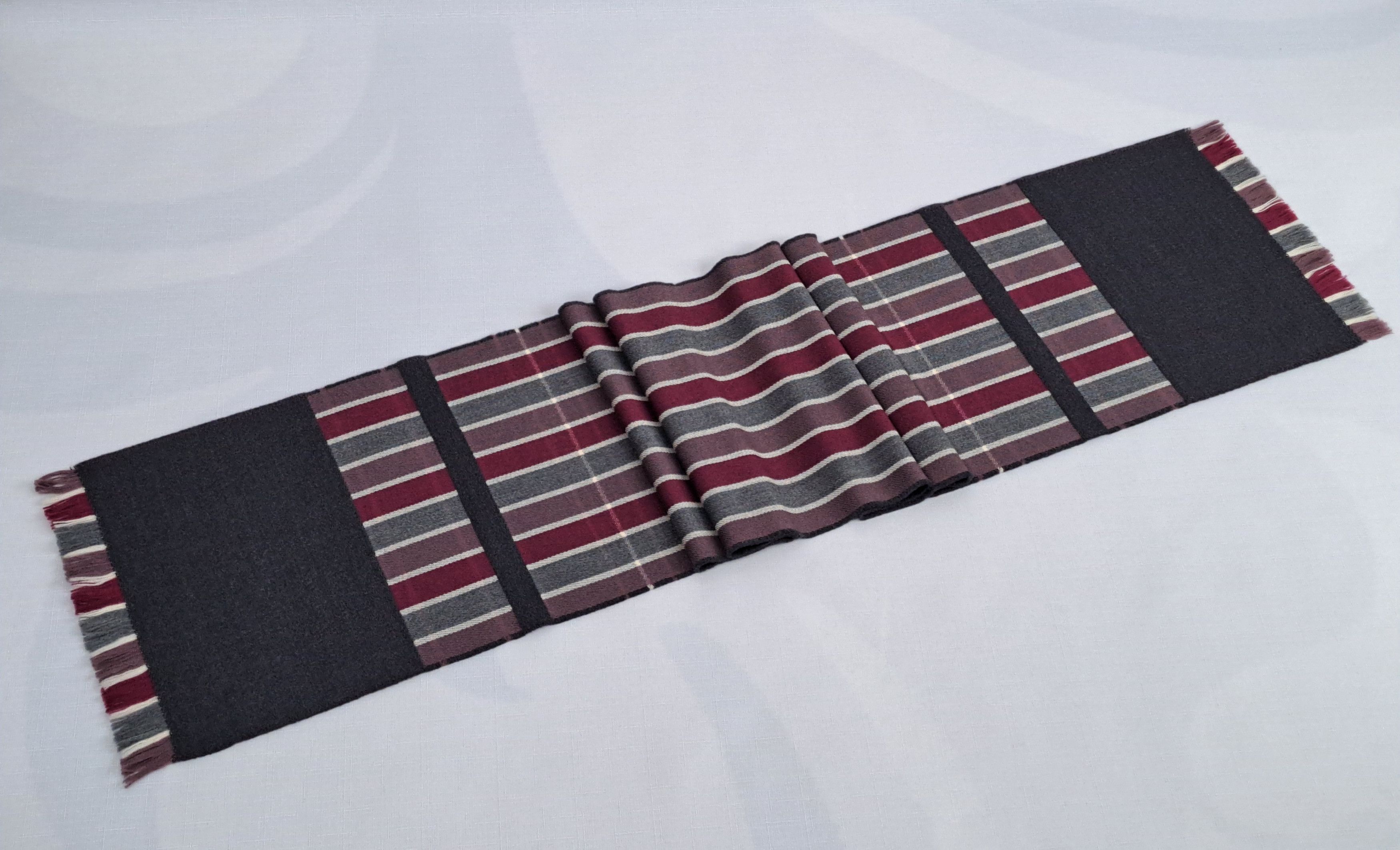 Johnstons Of Elgin Johnstons Of Elgin merino wool scarf. Made in Scotland Size ONE SIZE - 2 Thumbnail