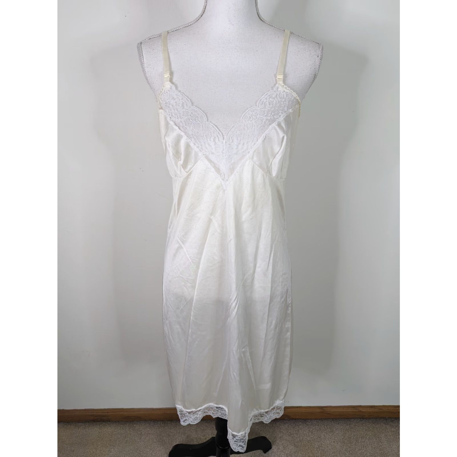 Vintage VINTAGE Delicates Slip Dress Nightgown Womens Medium White Satin Polyester Floral 36 D3S Size M / US 6-8 / IT 42-44 - 2 Thumbnail