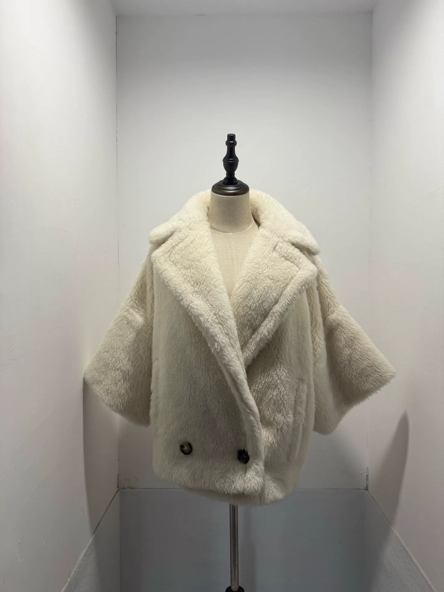 Max Mara Maxmara Teddy Short Coat Size US S / EU 44-46 / 1 - 1 Thumbnail
