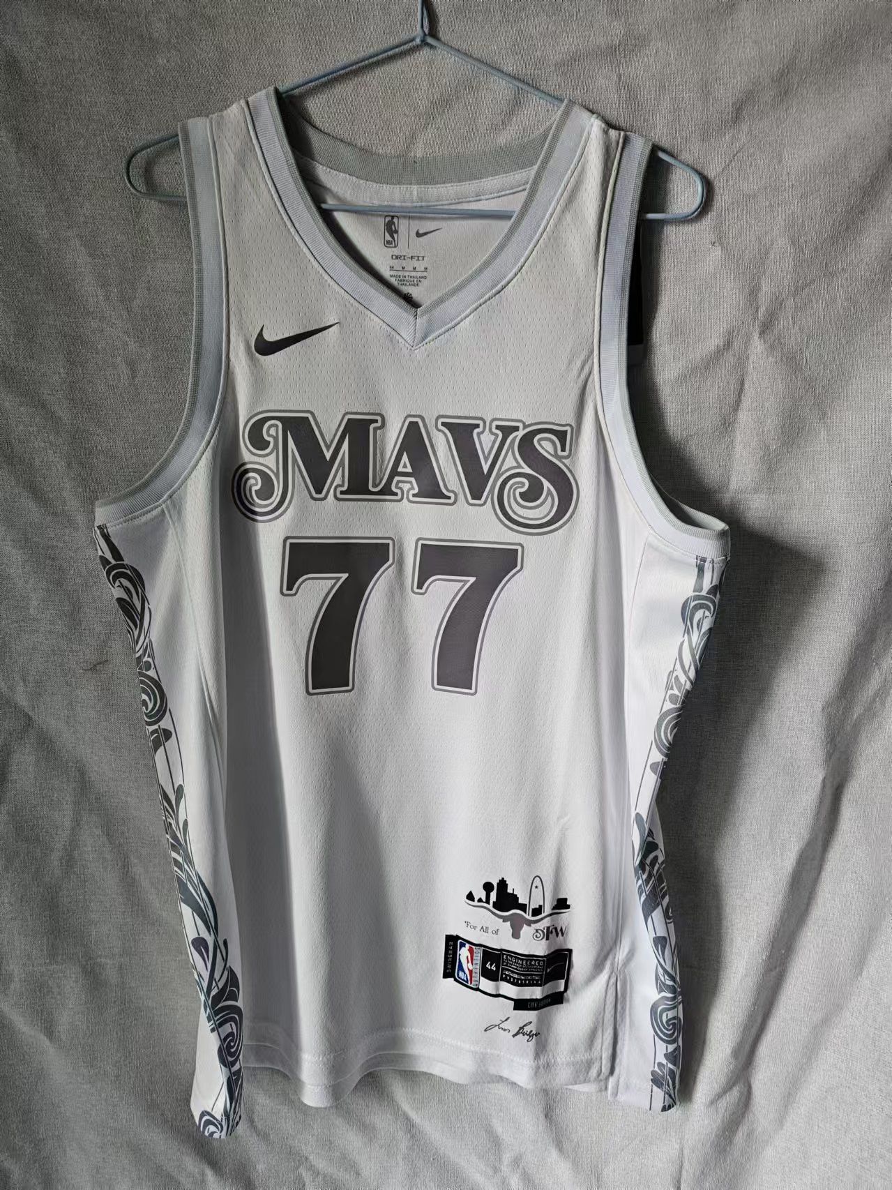 NBA Dallas Mavericks 77 Luka Dončić Jersey City Edition Size US M / EU 48-50 / 2 - 1 Thumbnail