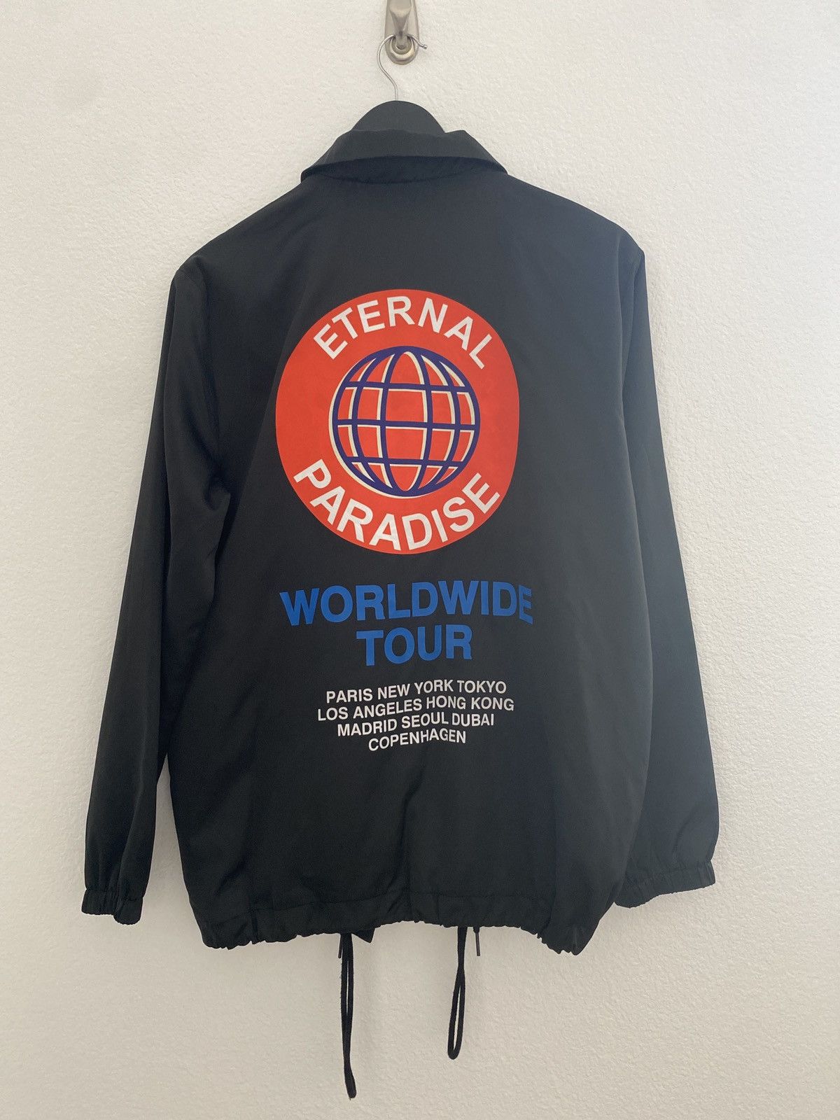 Forever 21 Worldwide Tour Size US M / EU 48-50 / 2 - 7 Thumbnail