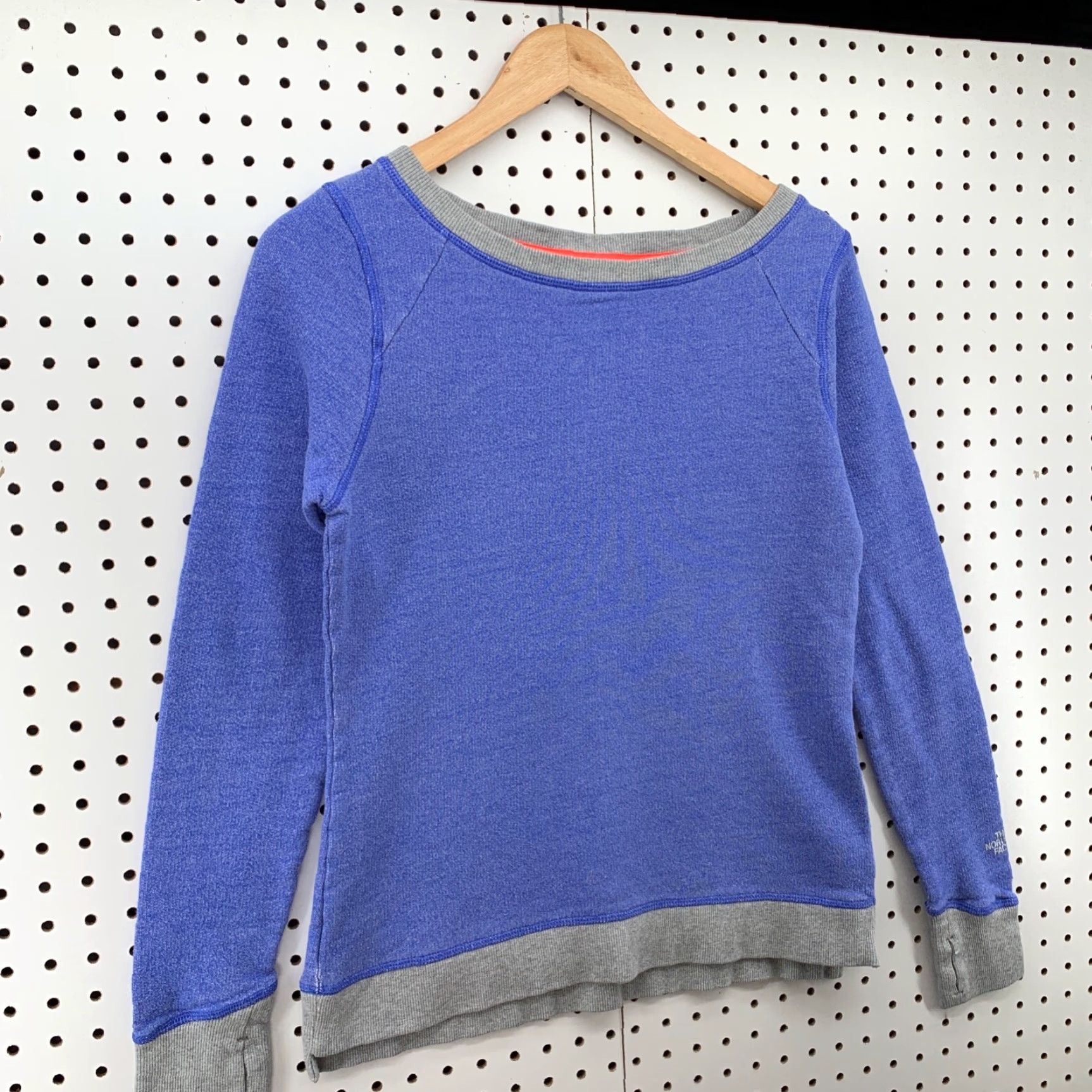 The North Face VINTAGE The North Face Sweatshirt Womens M Blue Gray Zip Sides Thumbhole 18.5x24 Womens Size M / US 6-8 / IT 42-44 - 3 Thumbnail