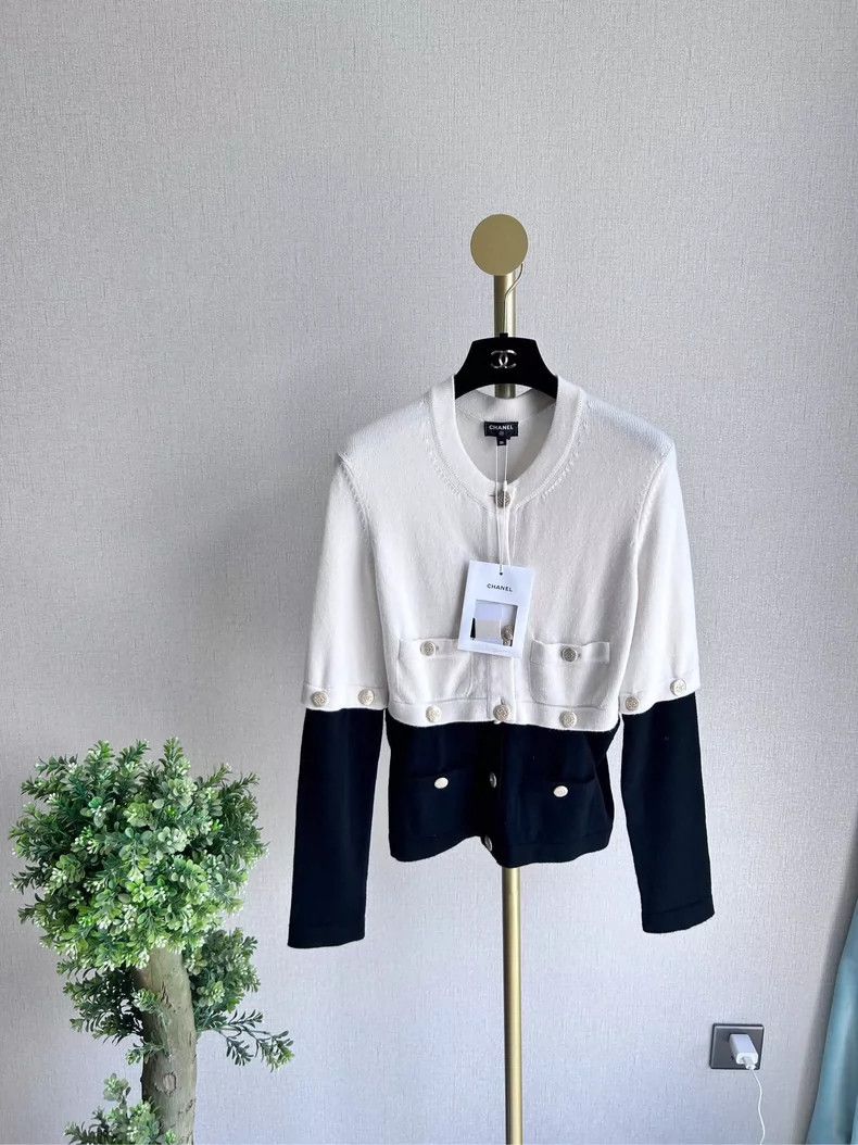 Chanel 22S black and white stitching cardigan coat
