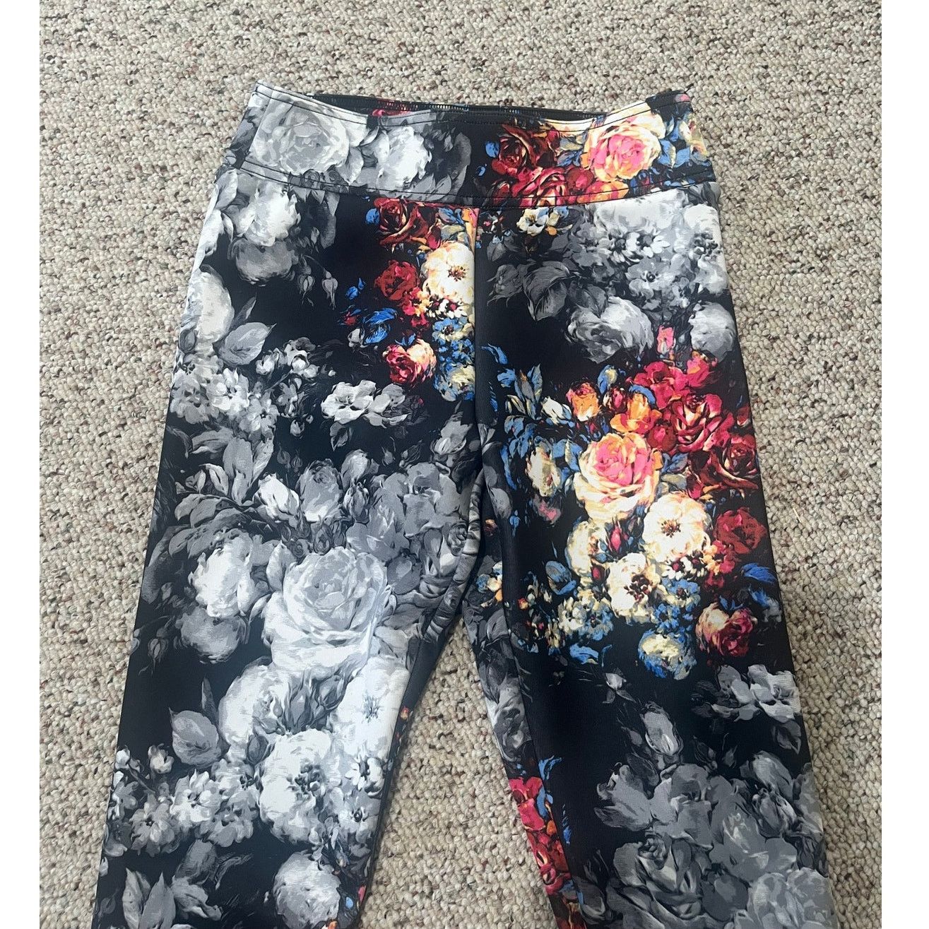 Abercrombie & Fitch Abercrombie & Fitch Floral Neoprene Scuba Leggings XS Size 25" / US 0 / IT 36 - 3 Thumbnail