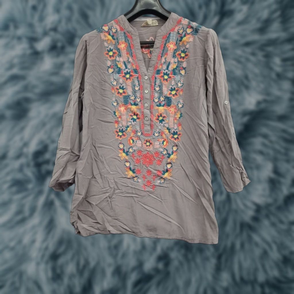 Vintage Luna Moon Blouse Shirt Womens Medium Tunic Floral Embroidered V-Neck Gray 3/4 Sleeve Button Roll Tab Easy Care Casual Classic Size M / US 6-8 / IT 42-44 - 1 Thumbnail