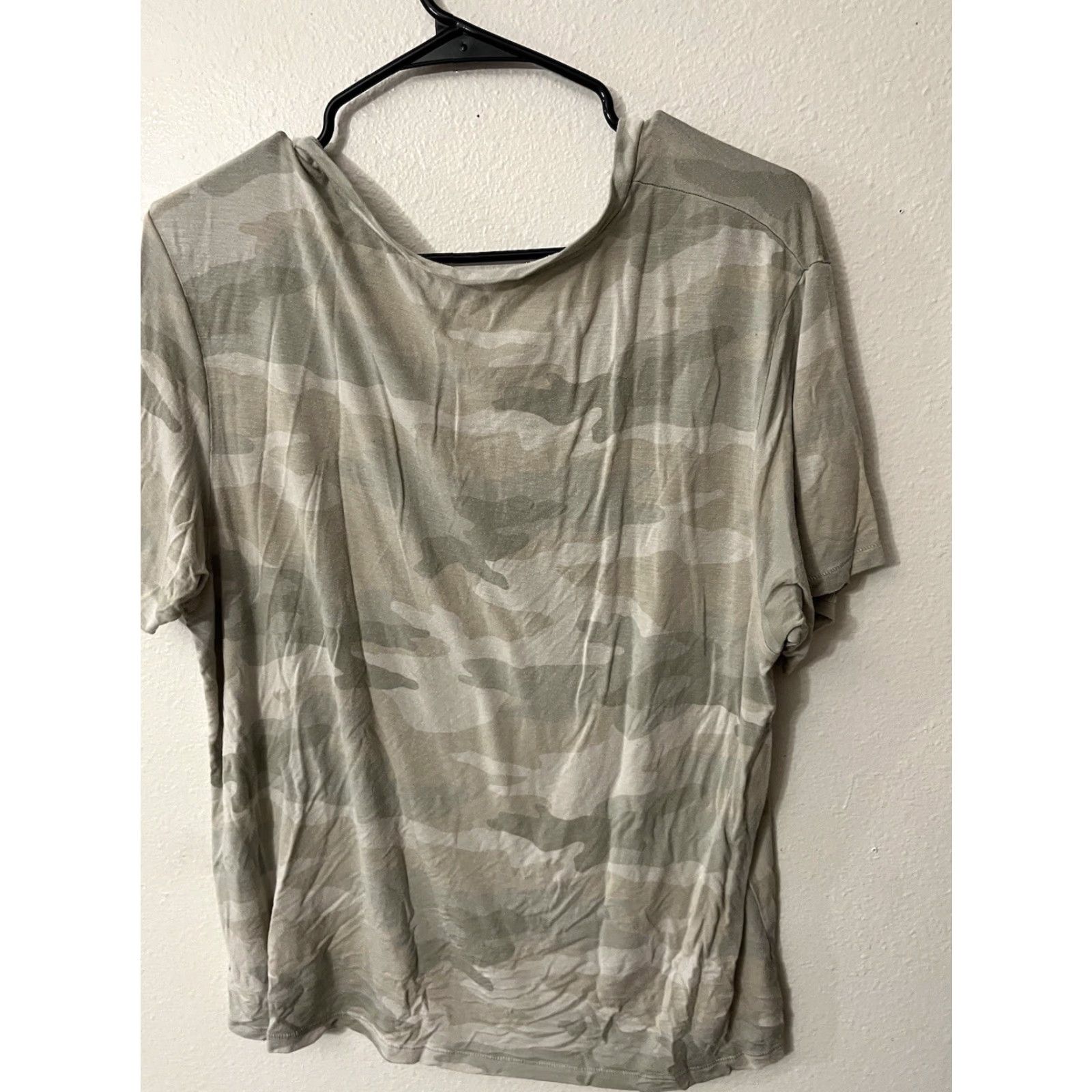 American Eagle Outfitters American Eagle Soft & Sexy V-Neck T-Shirt Women Medium Camo Gray Short Sleeve Modal Blend Casual Size M / US 6-8 / IT 42-44 - 2 Thumbnail