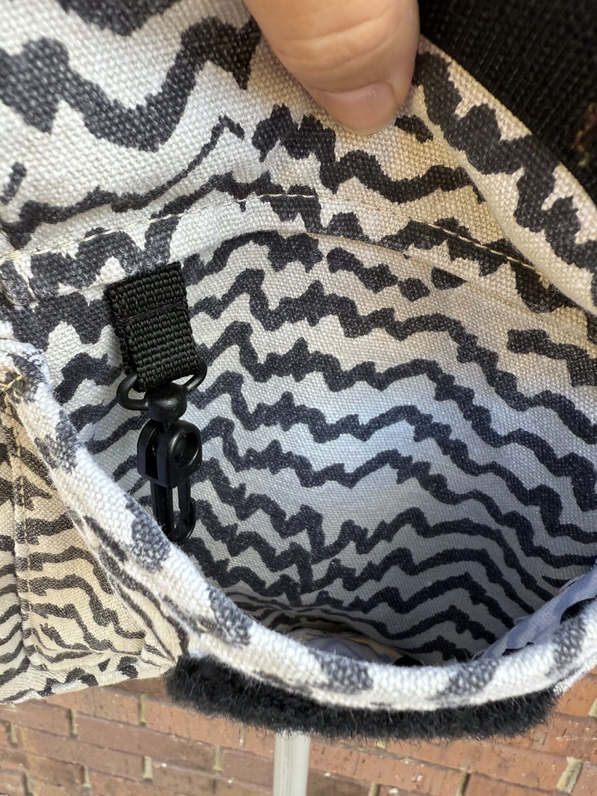 KAVU Kavu Keeper Crossbody Bag Purse Canvas Zigzag Pattern Brown Size ONE SIZE - 7 Thumbnail