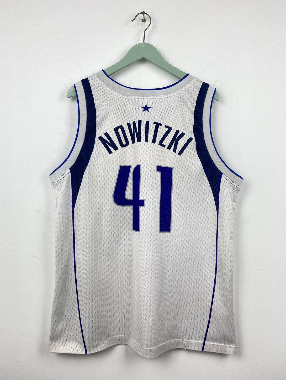 Champion Vintage Dirk Nowitzki Dallas Mawericks Champion Jersey Bulls Size US L / EU 52-54 / 3 - 12 Thumbnail
