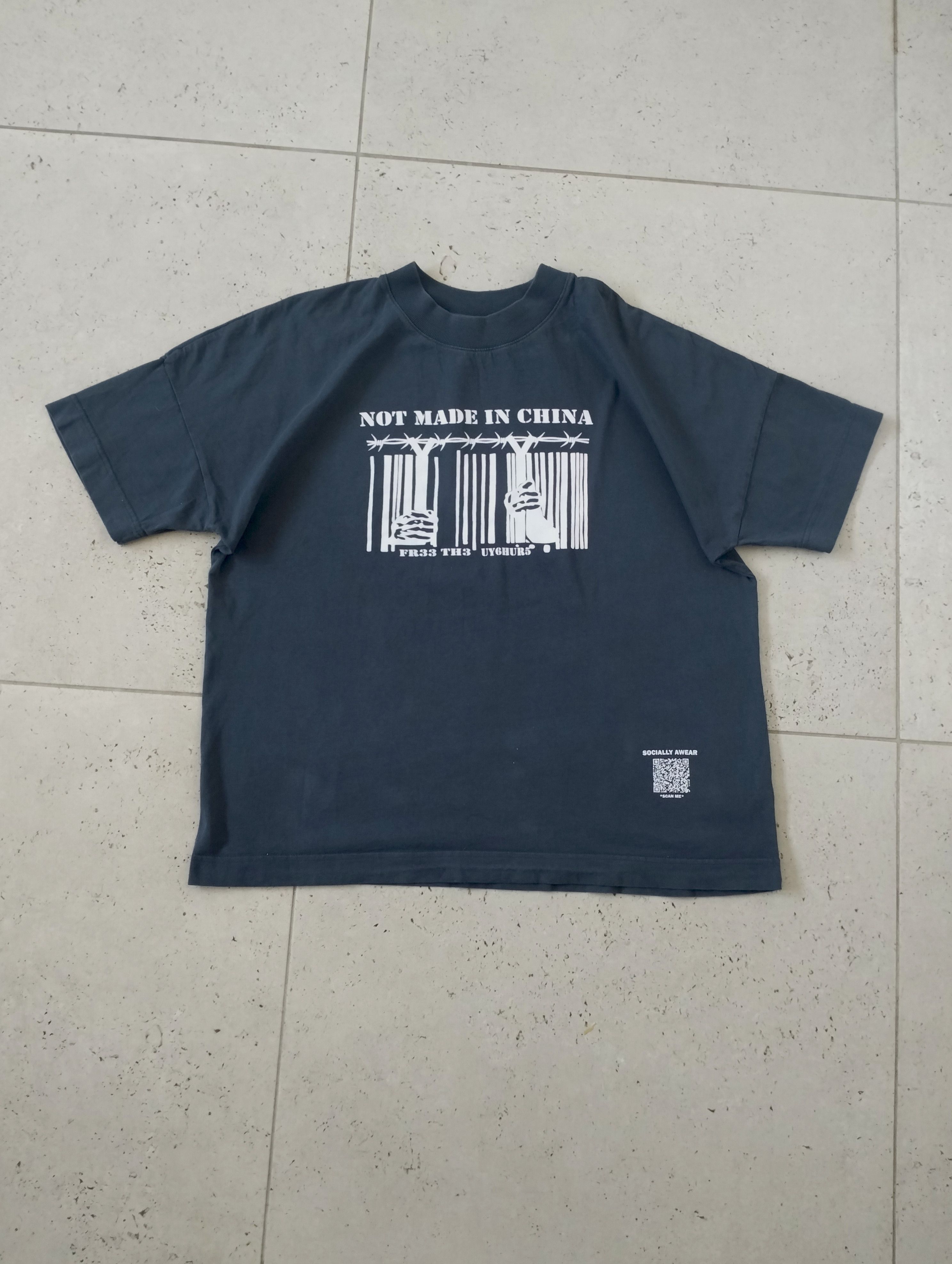 Vintage Black boxy t-shirt Streetwear 2000s Size US M / EU 48-50 / 2 - 1 Thumbnail