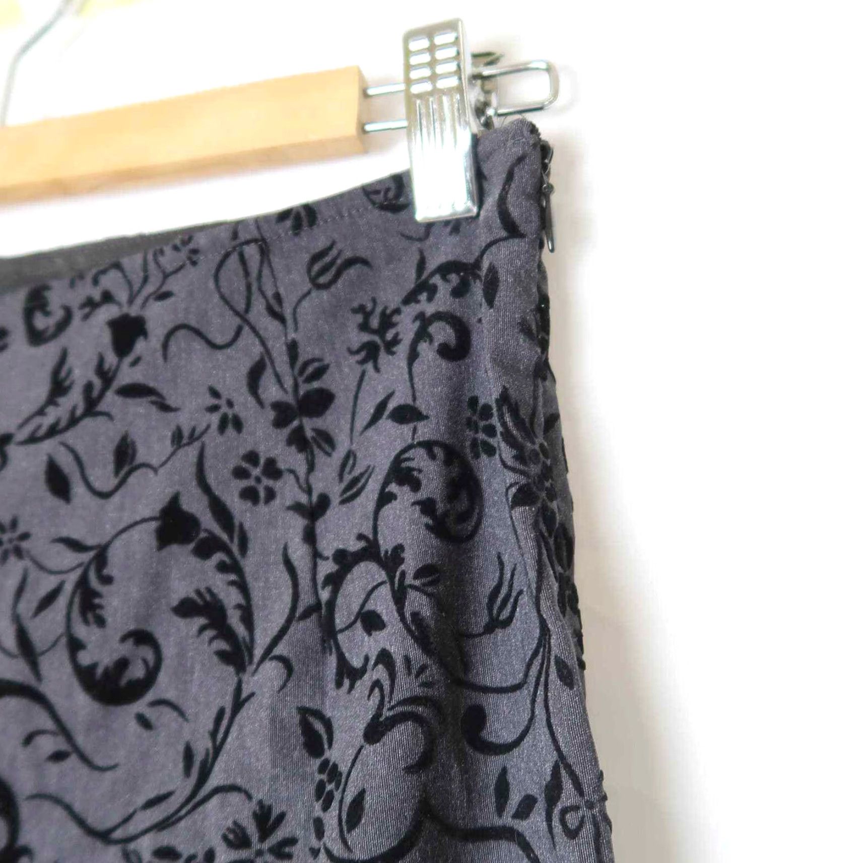 Vintage VINTAGE Karen Kane Pants 4 Black floral leaf velvet slim fit cigarette trouser pants Size 27" / US 4 / IT 40 - 3 Thumbnail