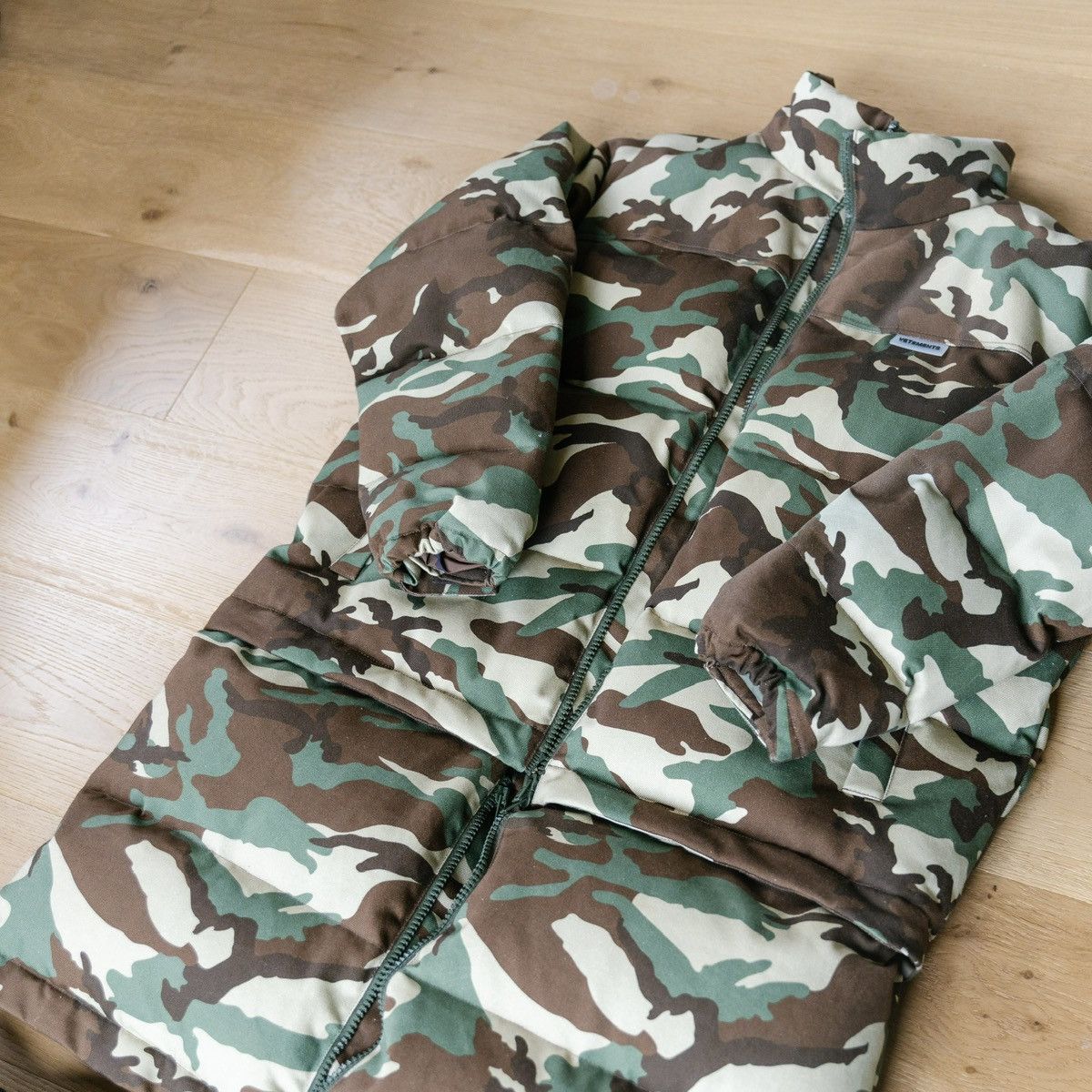 Vetements Vetements Camo Print Long Puffer Jacket (fits L-XL) Size US S / EU 44-46 / 1 - 2 Thumbnail