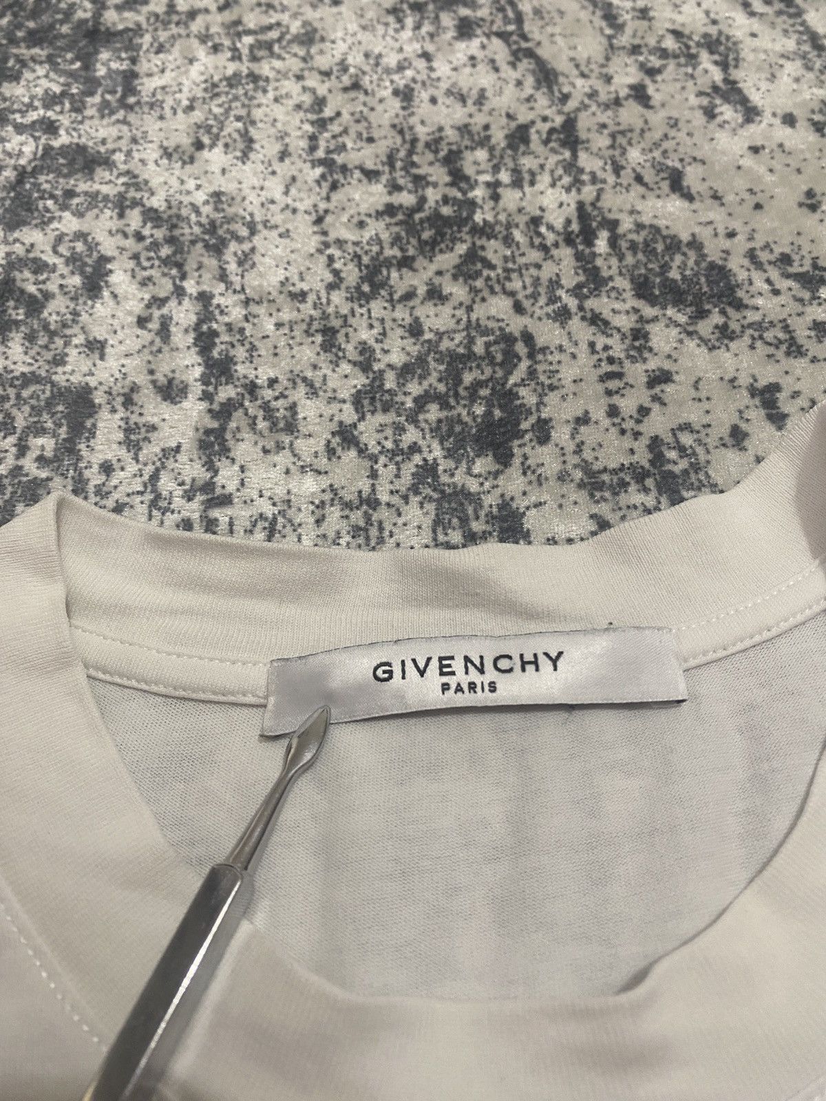 Givenchy Luxury givenchy distressed big logo tee Size L / US 10 / IT 46 - 18 Thumbnail