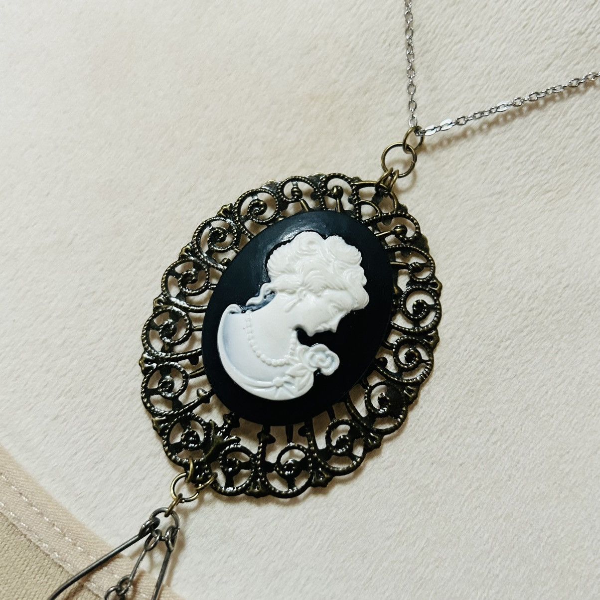 Handmade Handcrafted black and white Victorian lady cameo necklace Size ONE SIZE - 4 Thumbnail