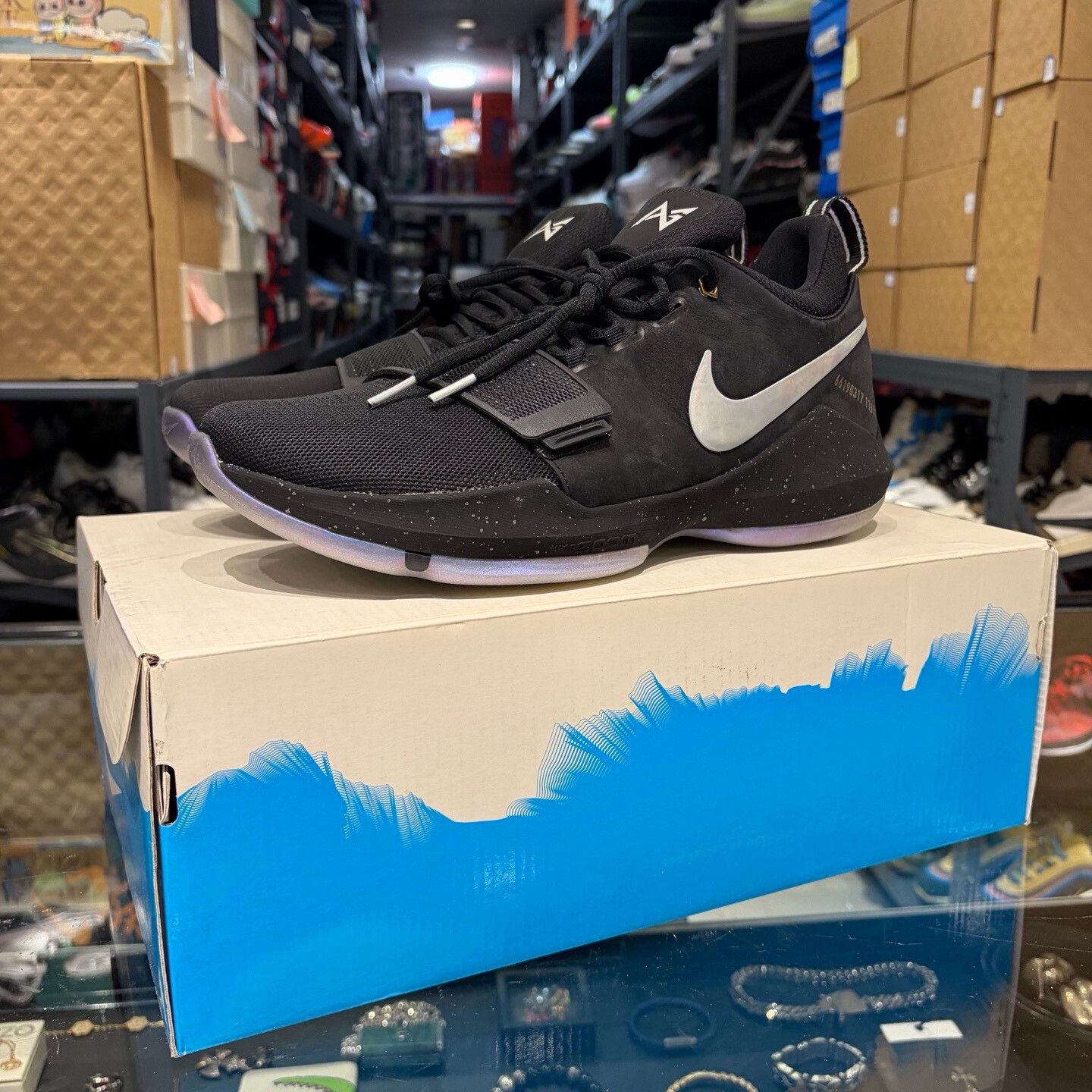 Nike Nike Black Lowtop Sneakers 11 Men Size US 11 / EU 44 - 1 Thumbnail