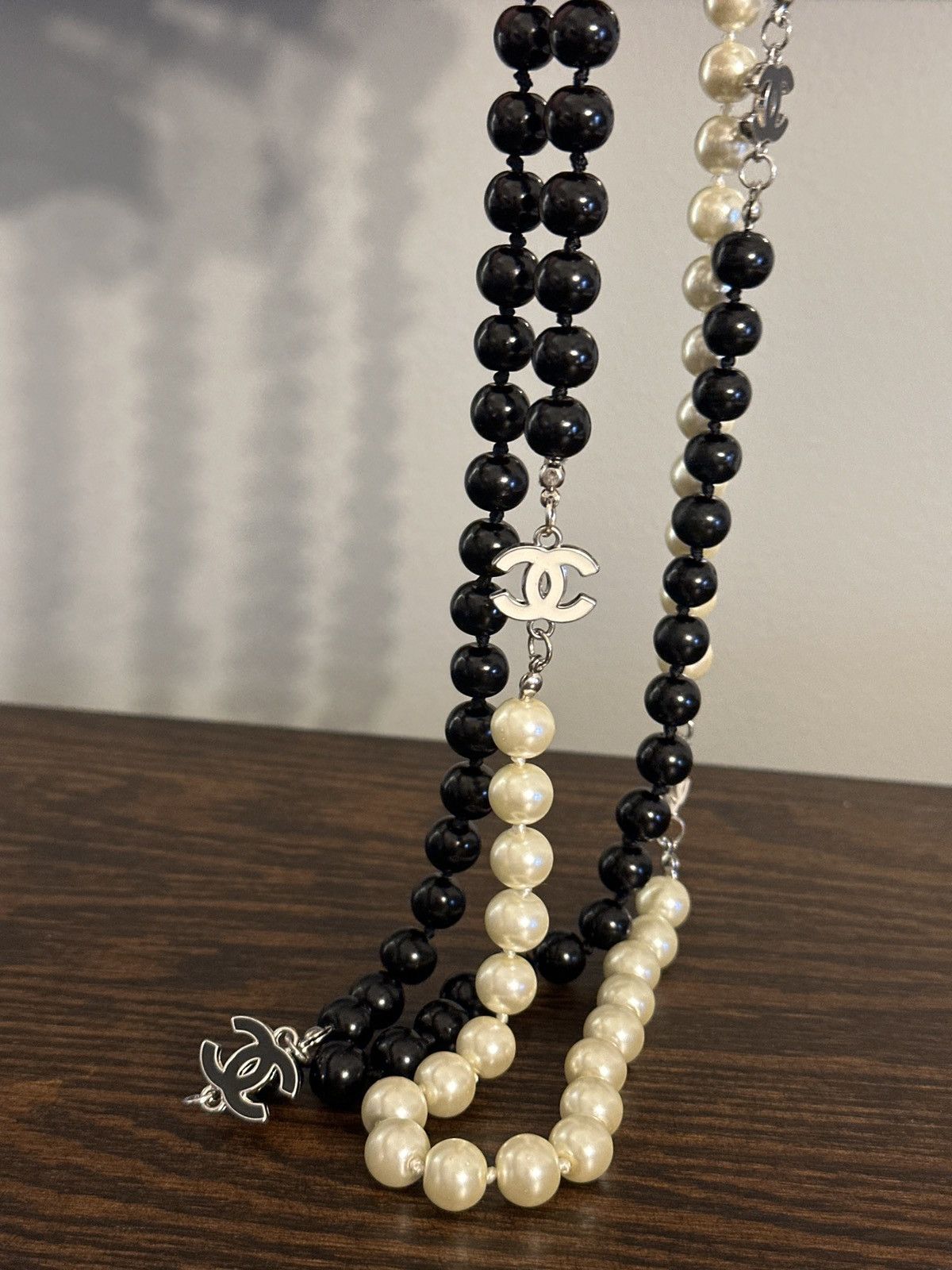 Chanel Chanel Black and White Enamel Pearl Strand Size ONE SIZE - 6 Thumbnail