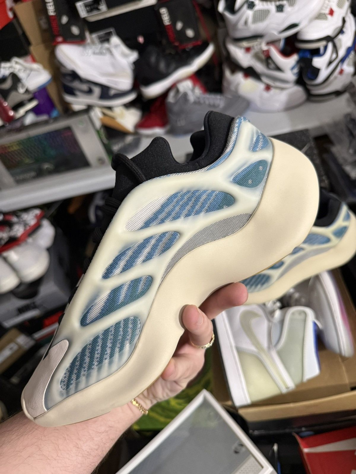 Yeezy Yeezy 700 v3 kyanite sz 9 Size US 9 / EU 42 - 3 Thumbnail
