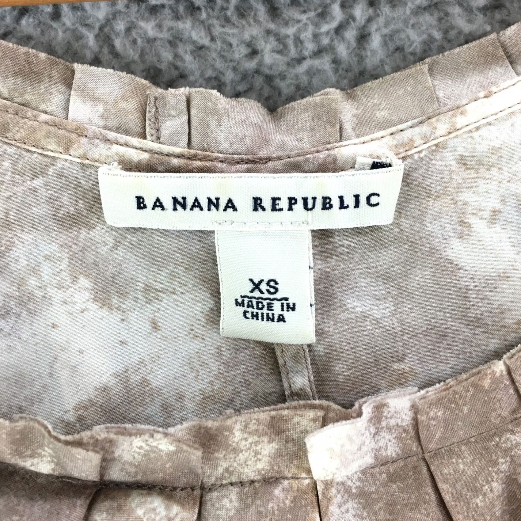 Banana Republic VINTAGE Banana Republic Ruffle Tank Top Womens XS Beige Tie Dye Silk Sleeveless Casual Size XS / US 0-2 / IT 36-38 - 5 Thumbnail