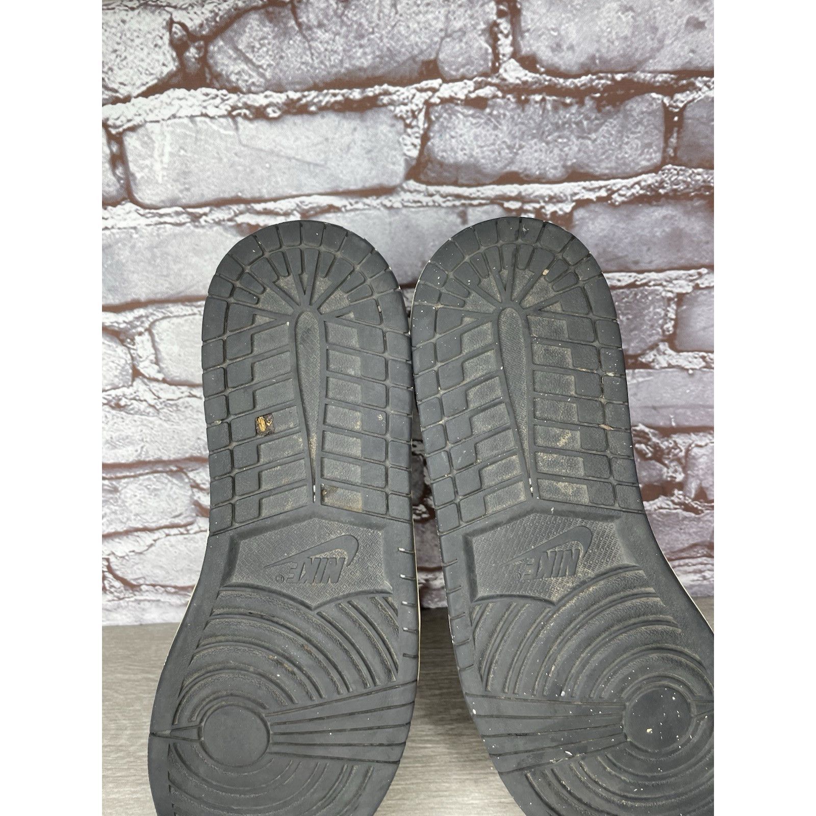 Jordan Brand Air Jordan 1 SE Mid Wear Away Taxi Basketball Shoes Men 13M Size US 13 / EU 46 - 23 Thumbnail