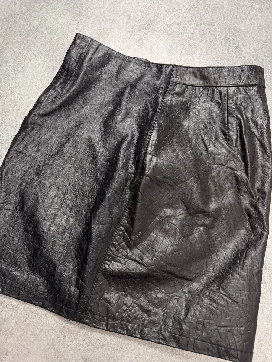 Roberto Cavalli × Vintage FW2000 Roberto Cavalli Crocodile Effect Leather Black Skirt Size 26" / US 2 / IT 38 - 5 Thumbnail