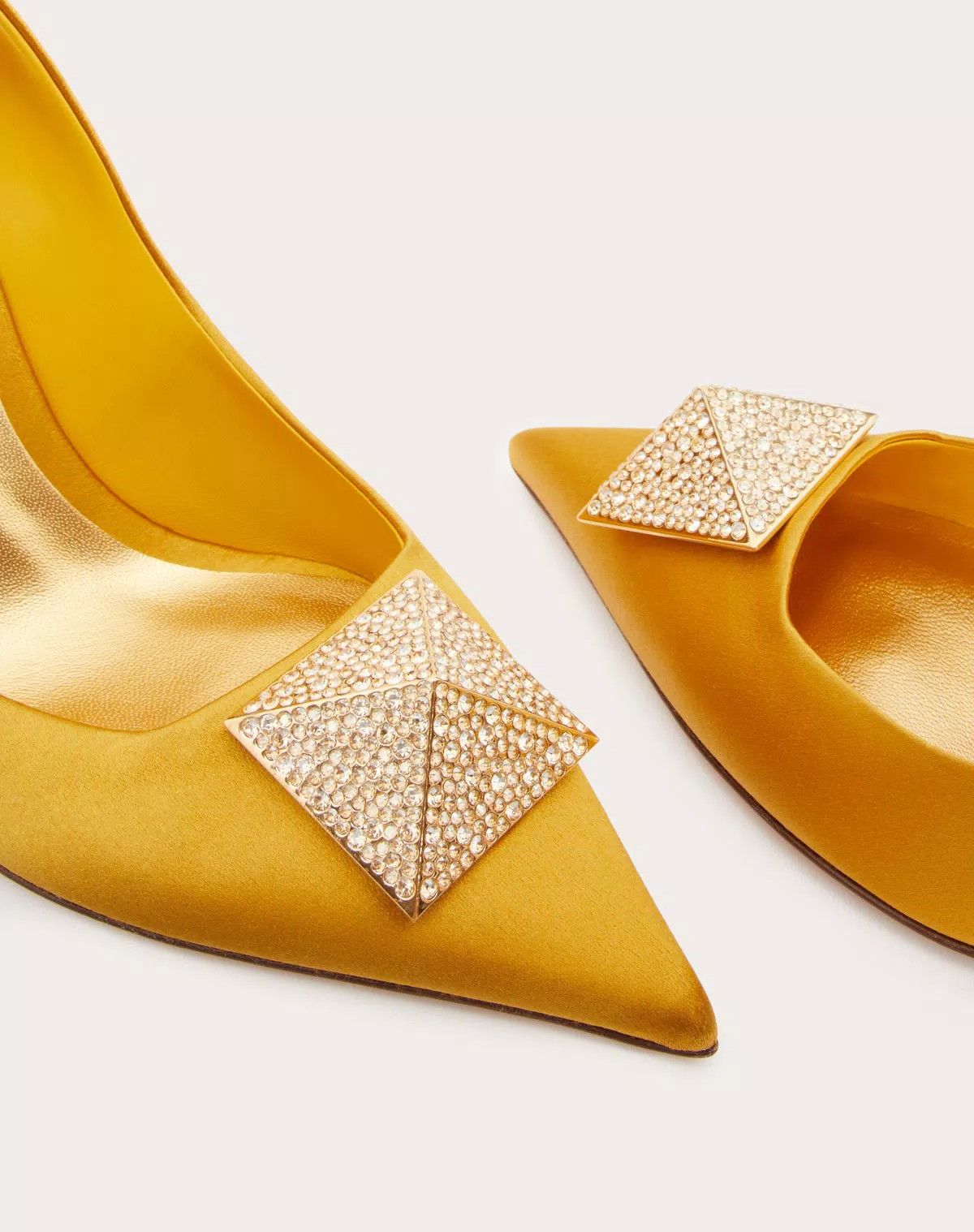 Valentino o1s1wg110426 One Stud Satin 100mm Pumps Stud Crystals Size US 8 / IT 38 - 4 Thumbnail