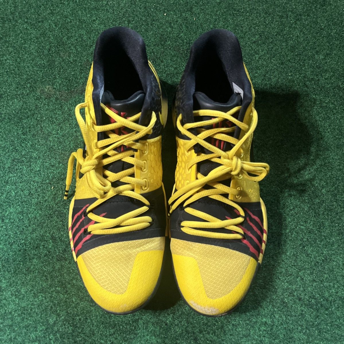 Nike Kyrie 3 Mamba Mentality Size US 10 / EU 43 - 3 Thumbnail