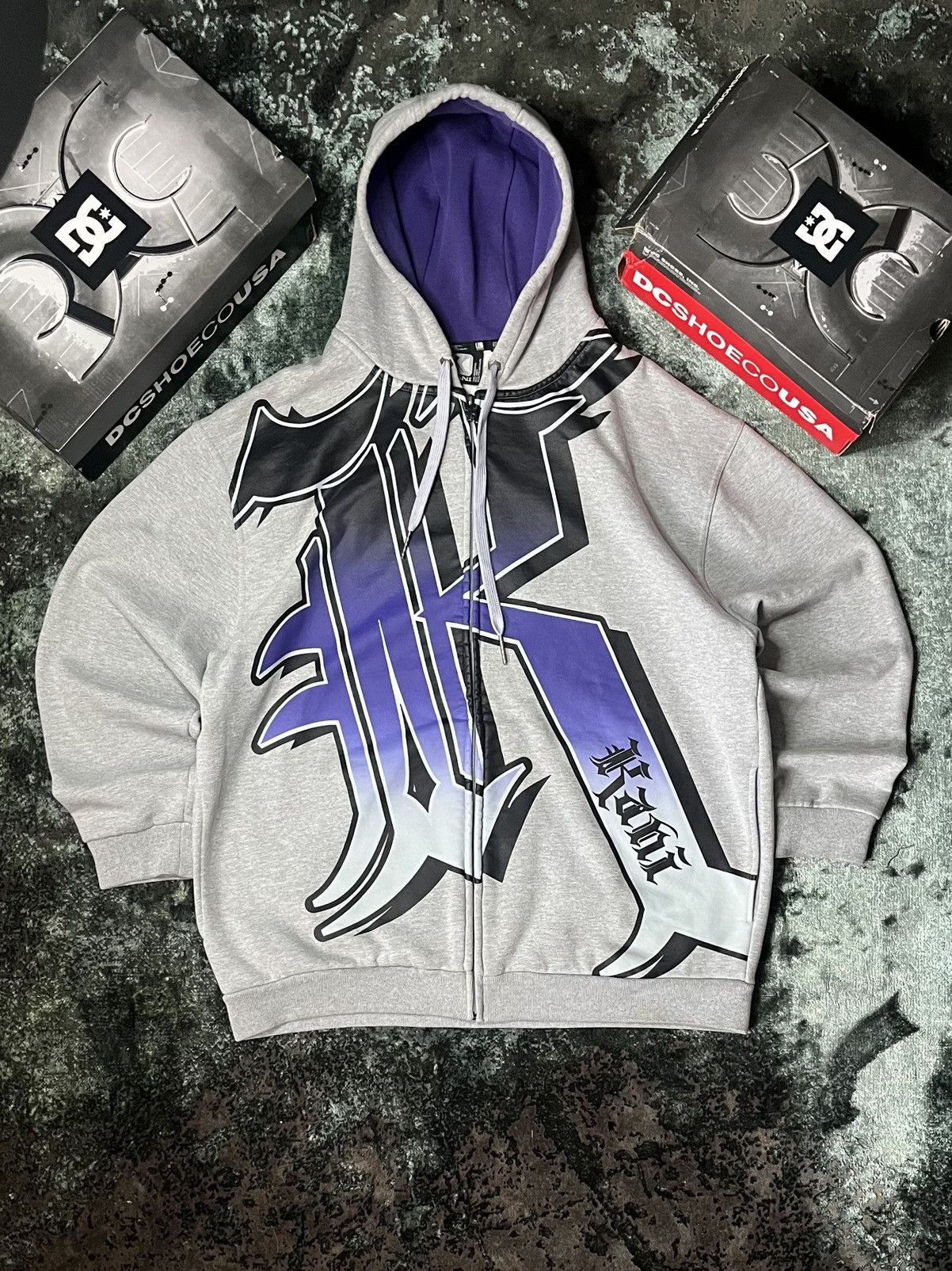 Karl Kani Karl Kani Vintage Zip Hoodie – Grey/Purple – Size XL Size US XL / EU 56 / 4 - 1 Thumbnail