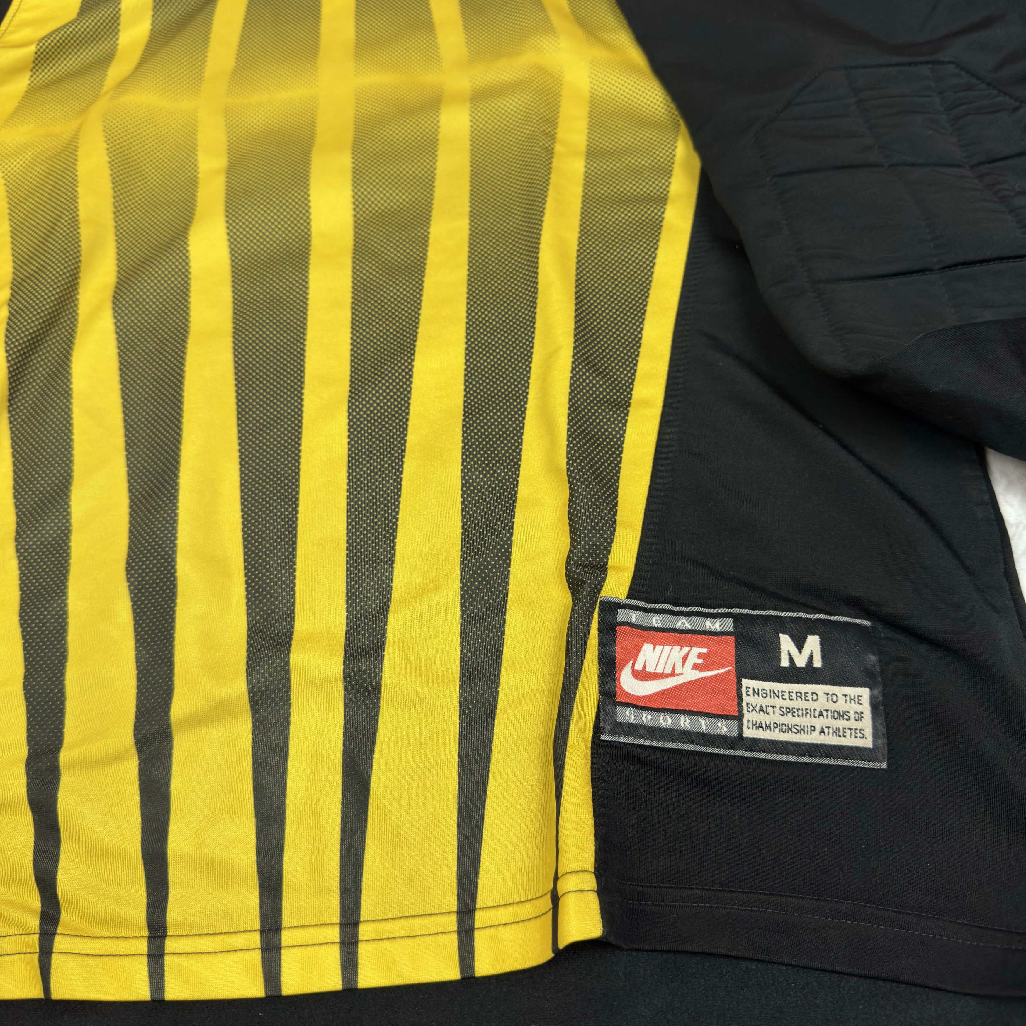 Nike Vintage Nike Sportswear Men Black Yellow Goalkeeper Jersey M Size US M / EU 48-50 / 2 - 5 Thumbnail